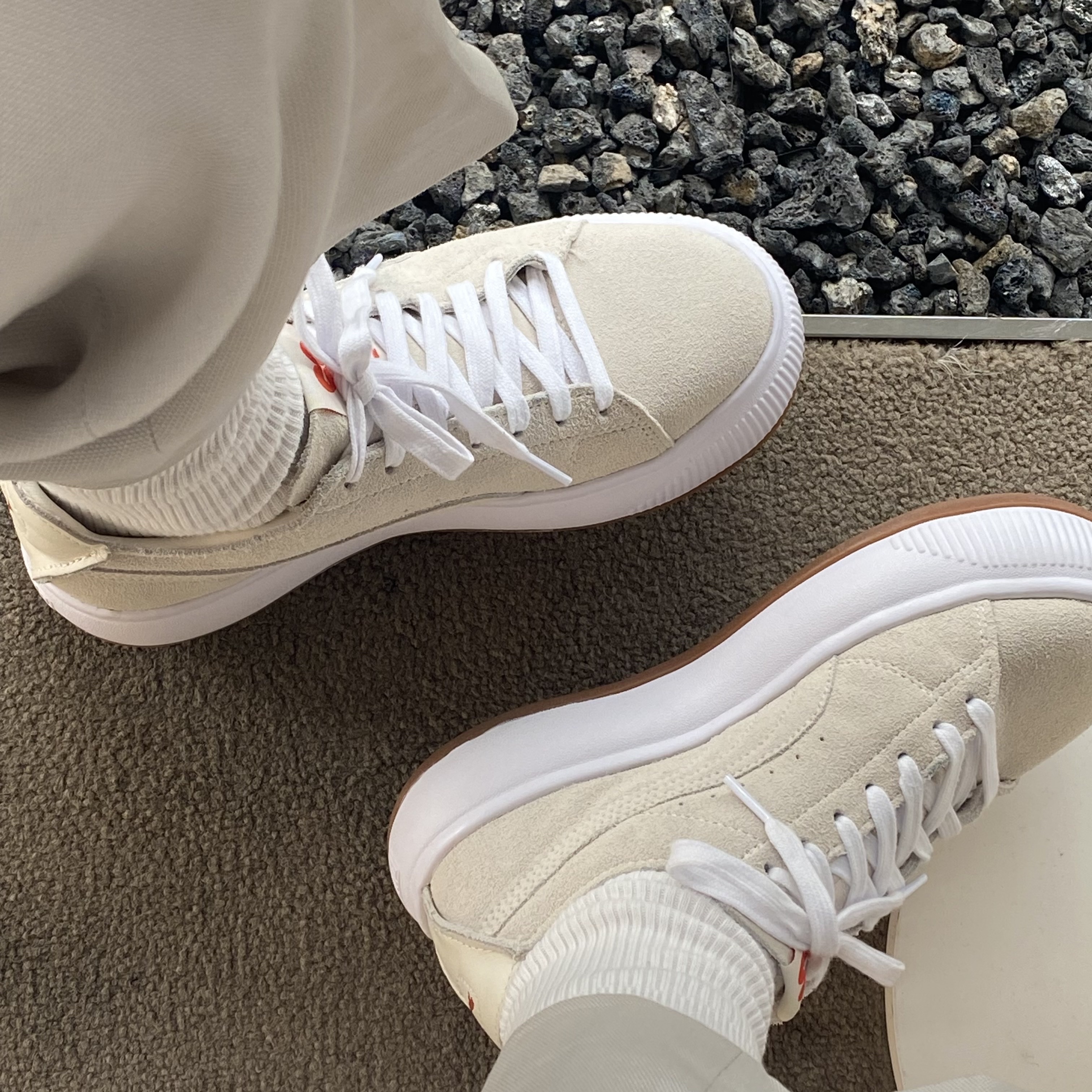 Puma x AMI Suede Mayu Deconstruct Pristine 착용 스타일 - 4