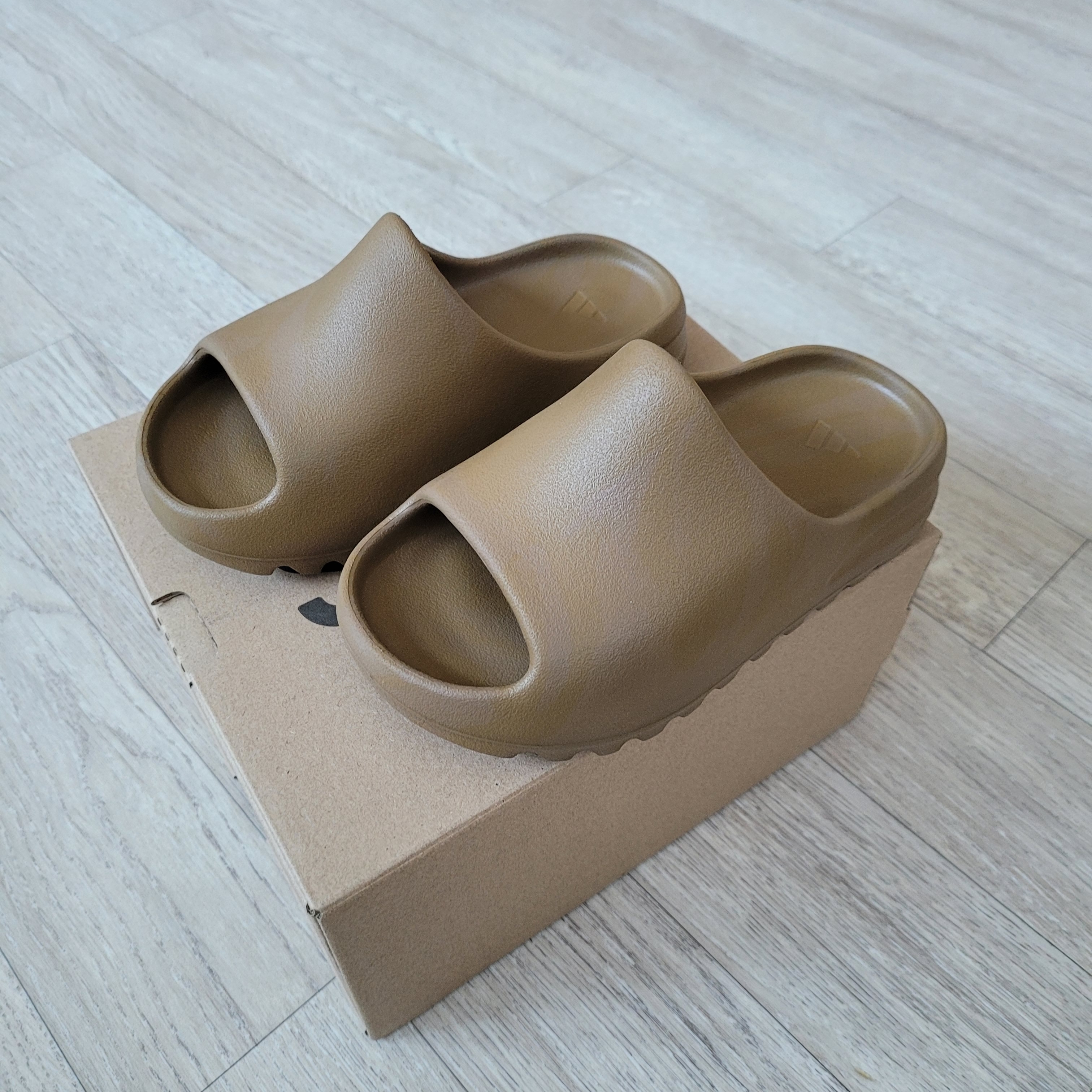 (Kids) Adidas Yeezy Slide Ochre 착용 스타일 - 1