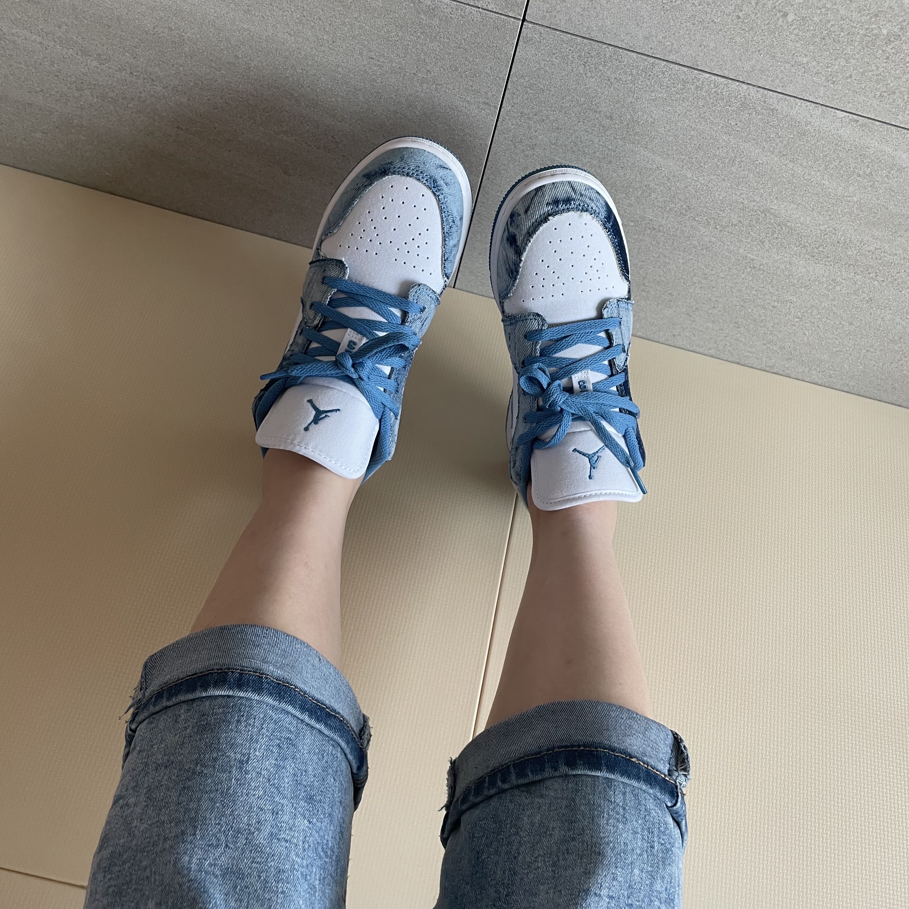 (GS) Jordan 1 Low Washed Denim, (TD) Jordan 1 Low Alt White Dutch Blue 착용 스타일 - 2