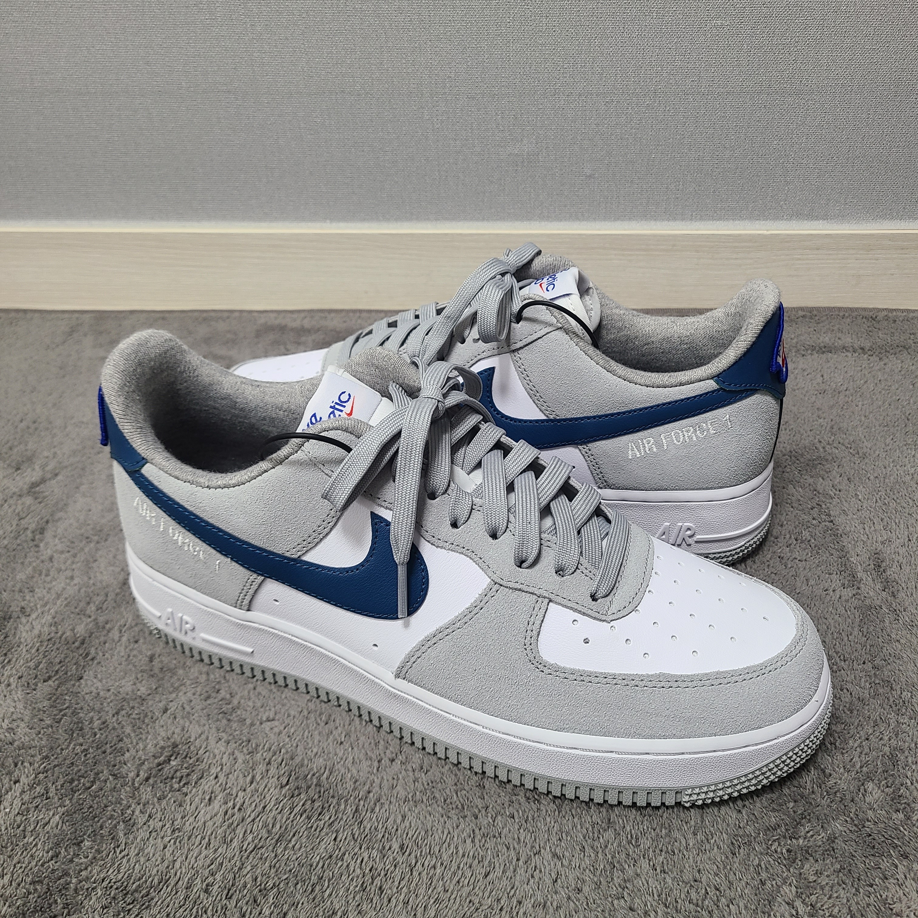 Nike Air Force 1 '07 LV8 Athletic Club Light Smoke Grey Marina 착용 스타일 - 2