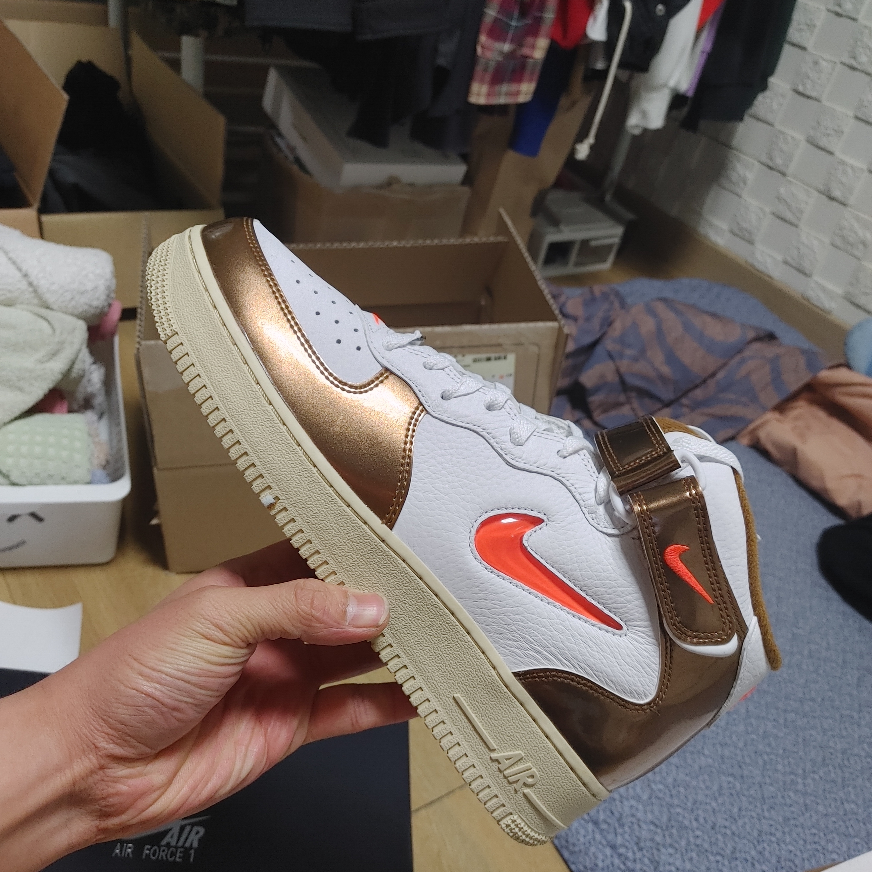 Nike Air Force 1 Mid QS University Red and Midnight Navy, Nike Air Force 1 Mid QS Ale Brown 착용 스타일 - 4