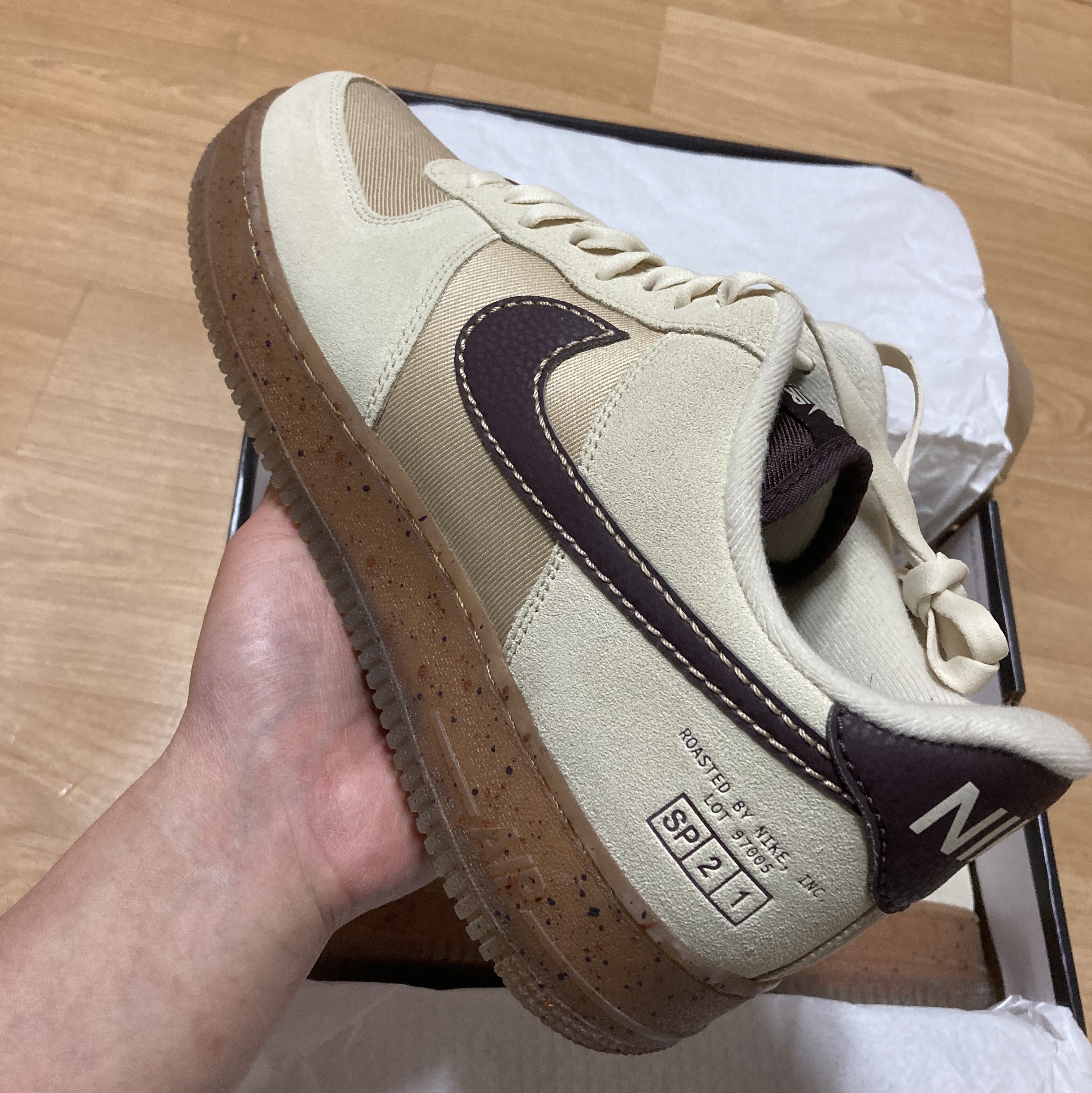Nike Air Force 1 '07 LV8 Coffee 착용 스타일 - 1