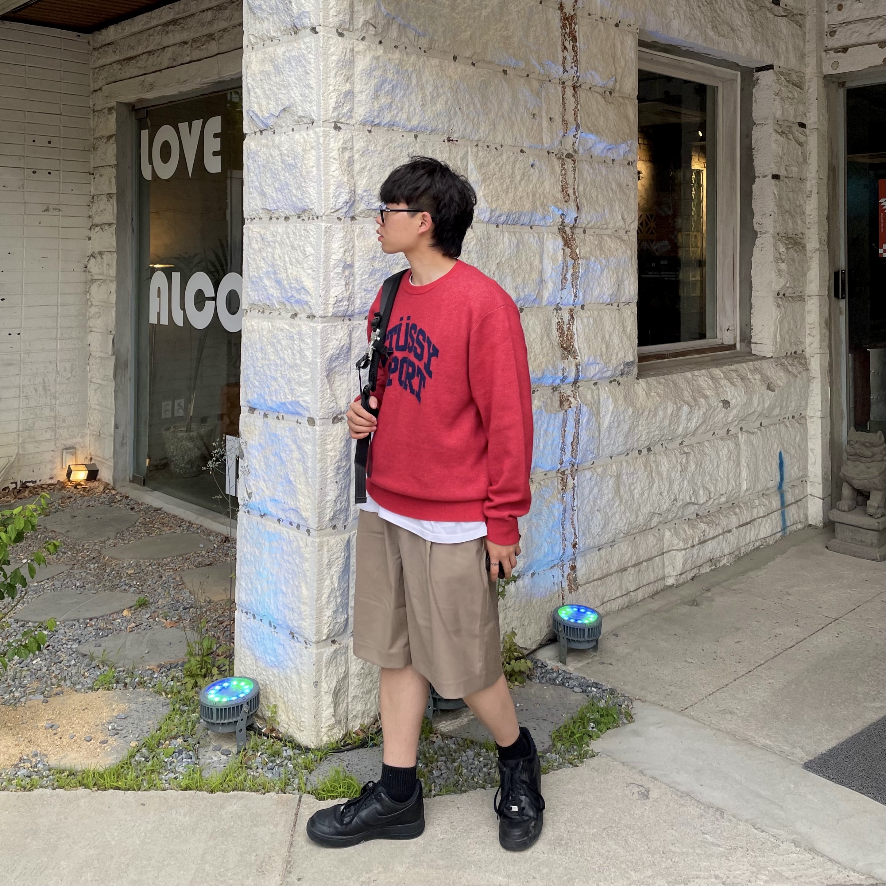 Stussy Sport Sweater Red, Nike Air Force 1 '07 Low Triple Black 착용 스타일 - 2