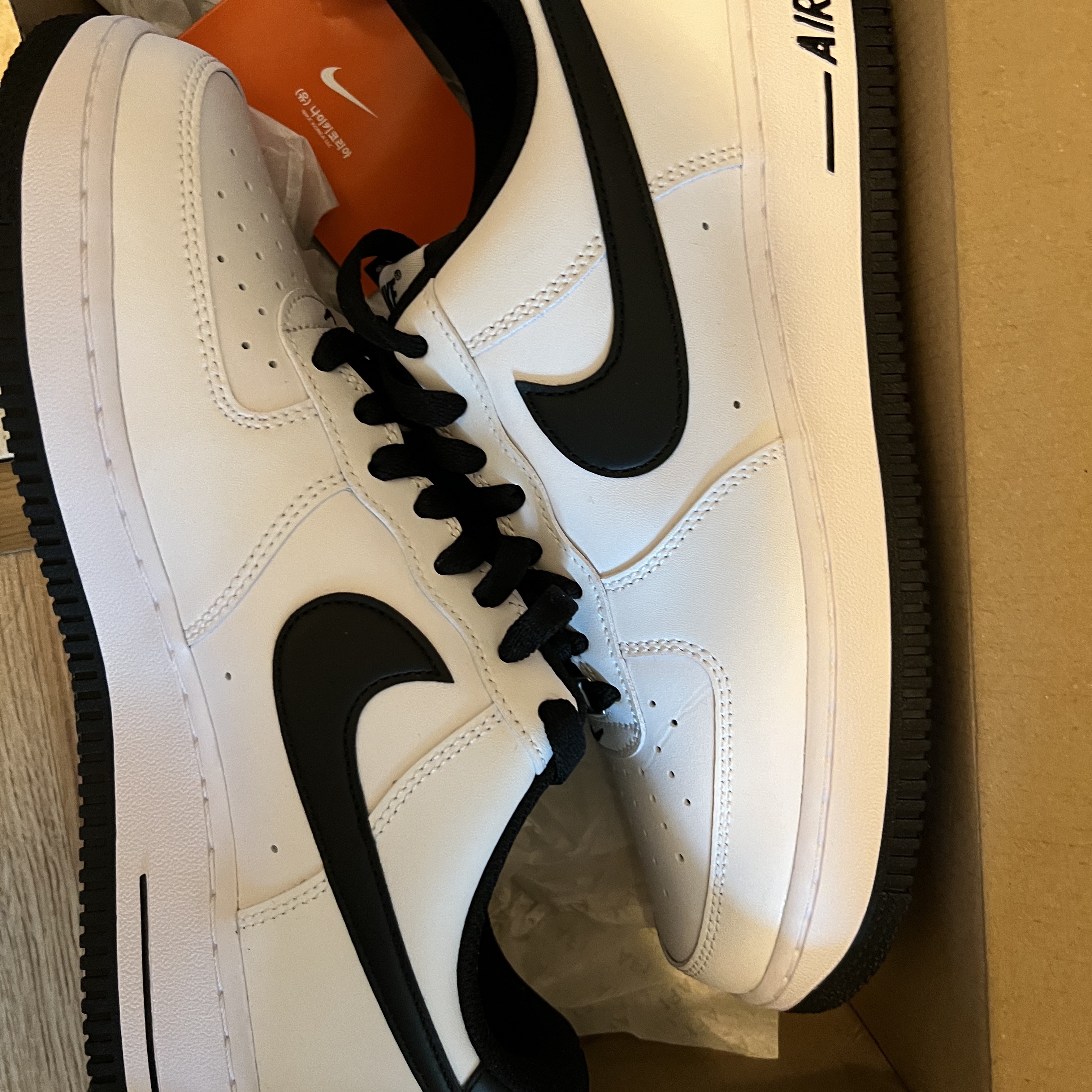 Nike Air Force 1 '07 White Black 착용 스타일 - 2
