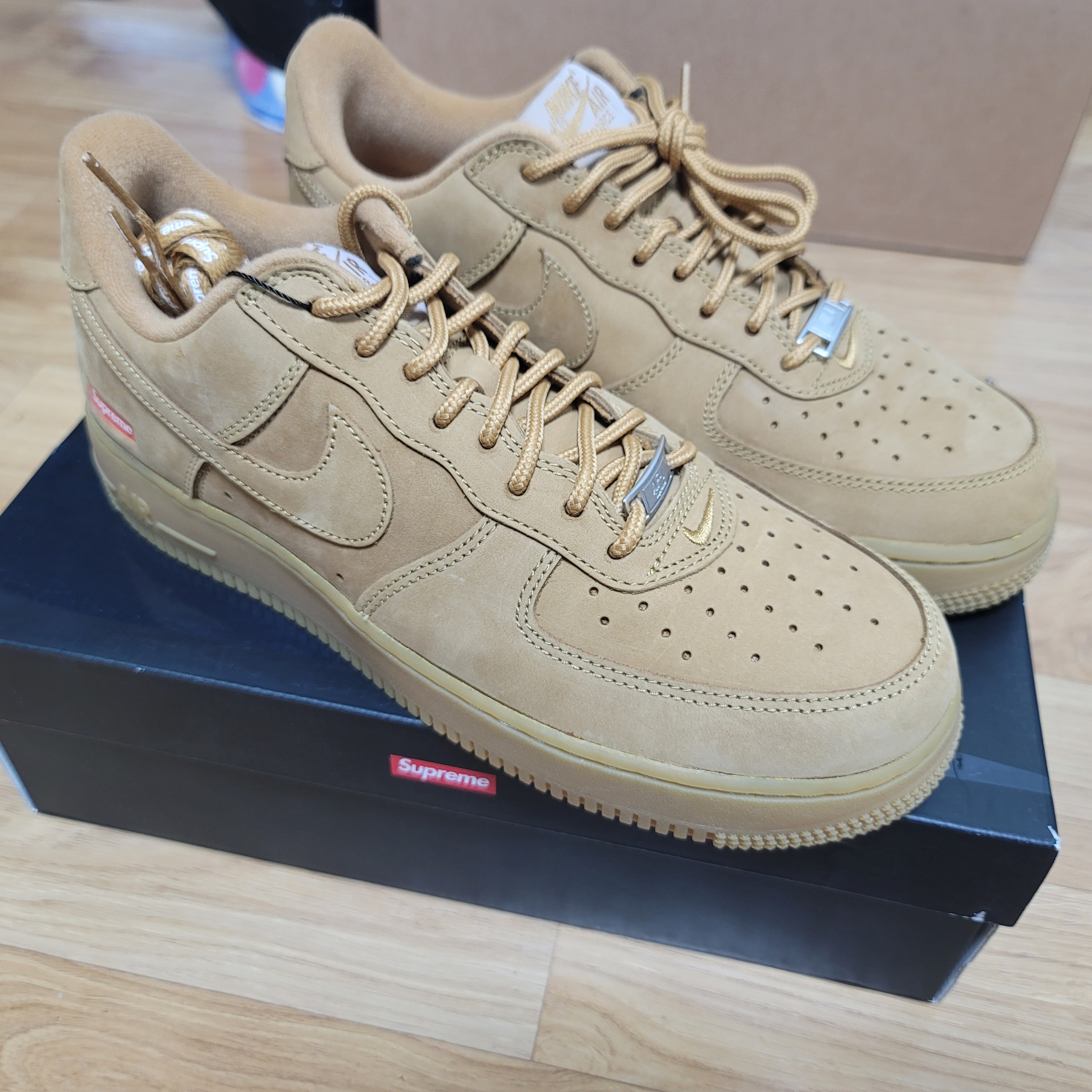 Nike x Supreme Air Force 1 Low Flax 착용 스타일 - 1