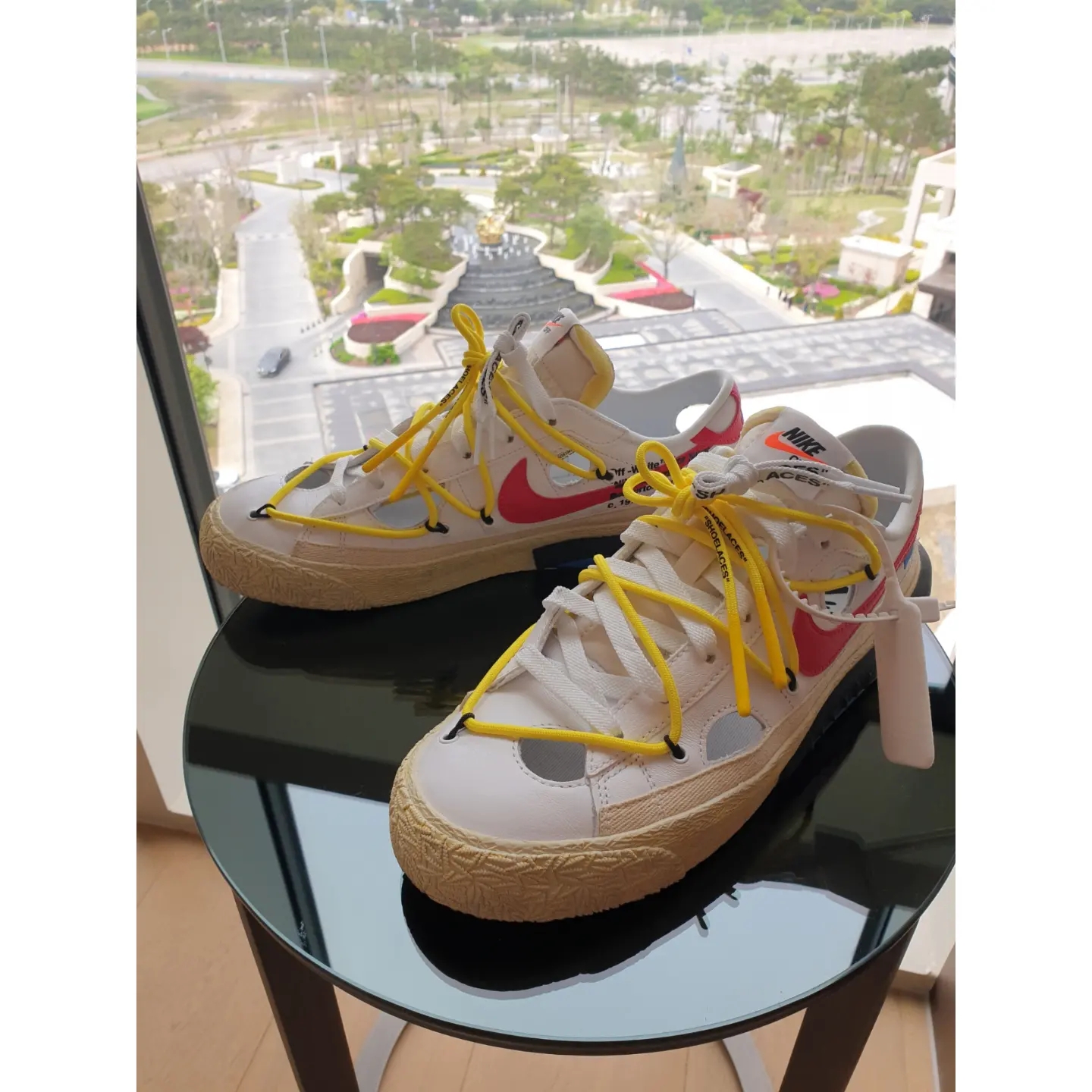 Nike x Off-White Blazer Low '77 White and University Red 착용 스타일 - 2