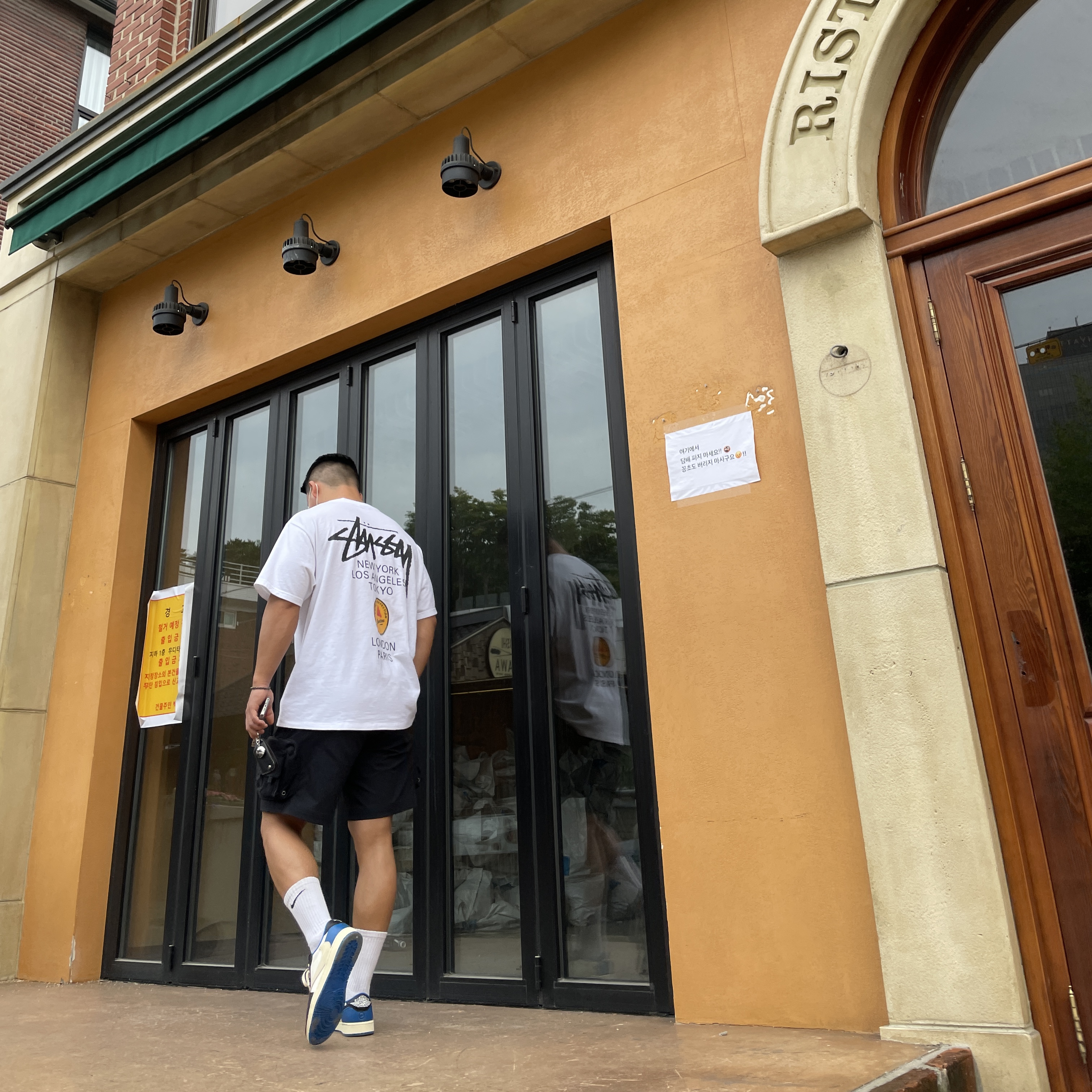 Jordan 1 x Travis Scott x Fragment Retro Low OG SP Military Blue, Stussy x Martine Rose 40 WT T-Shirt 착용 스타일