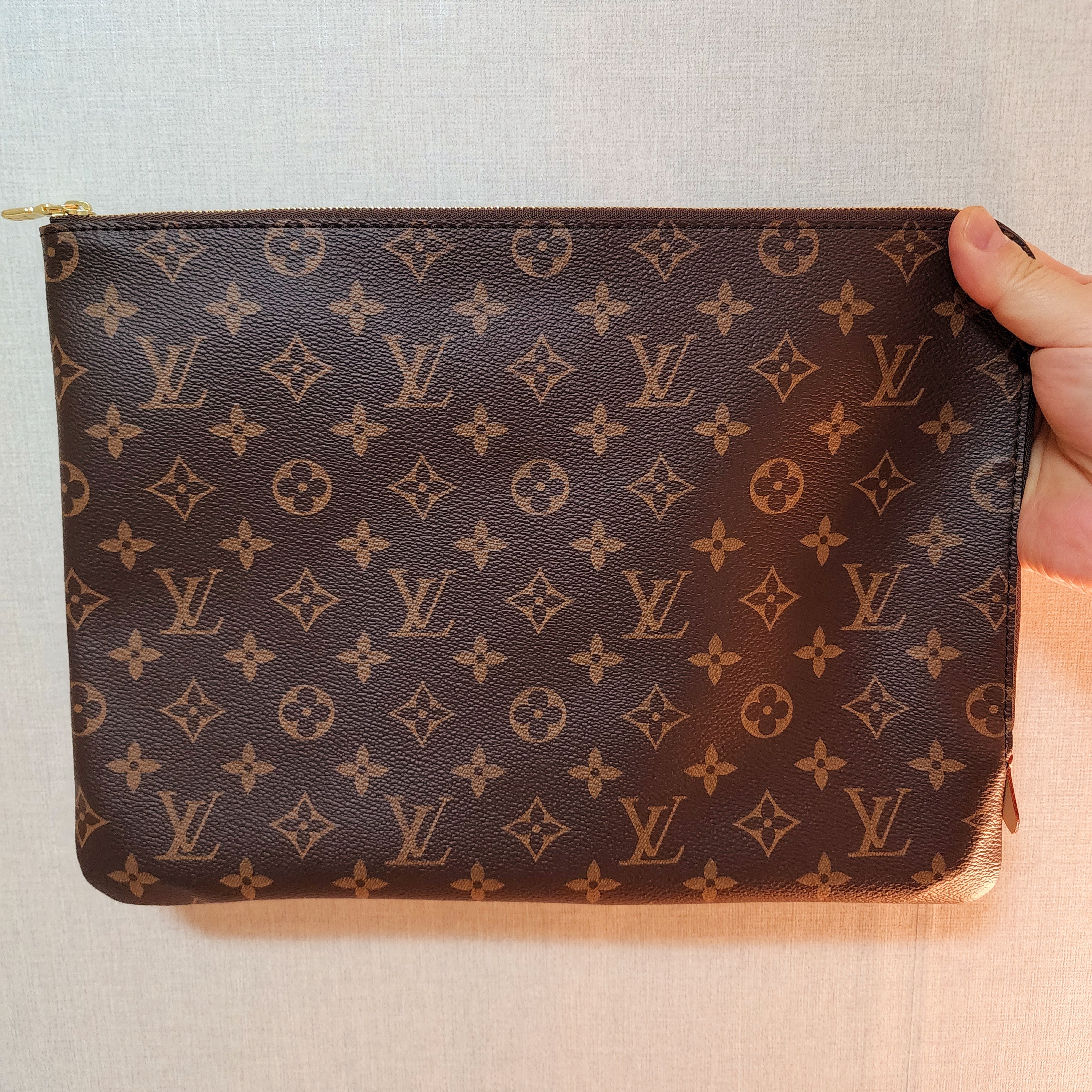 Louis Vuitton Etui Voyage GM Monogram 착용 스타일 - 1