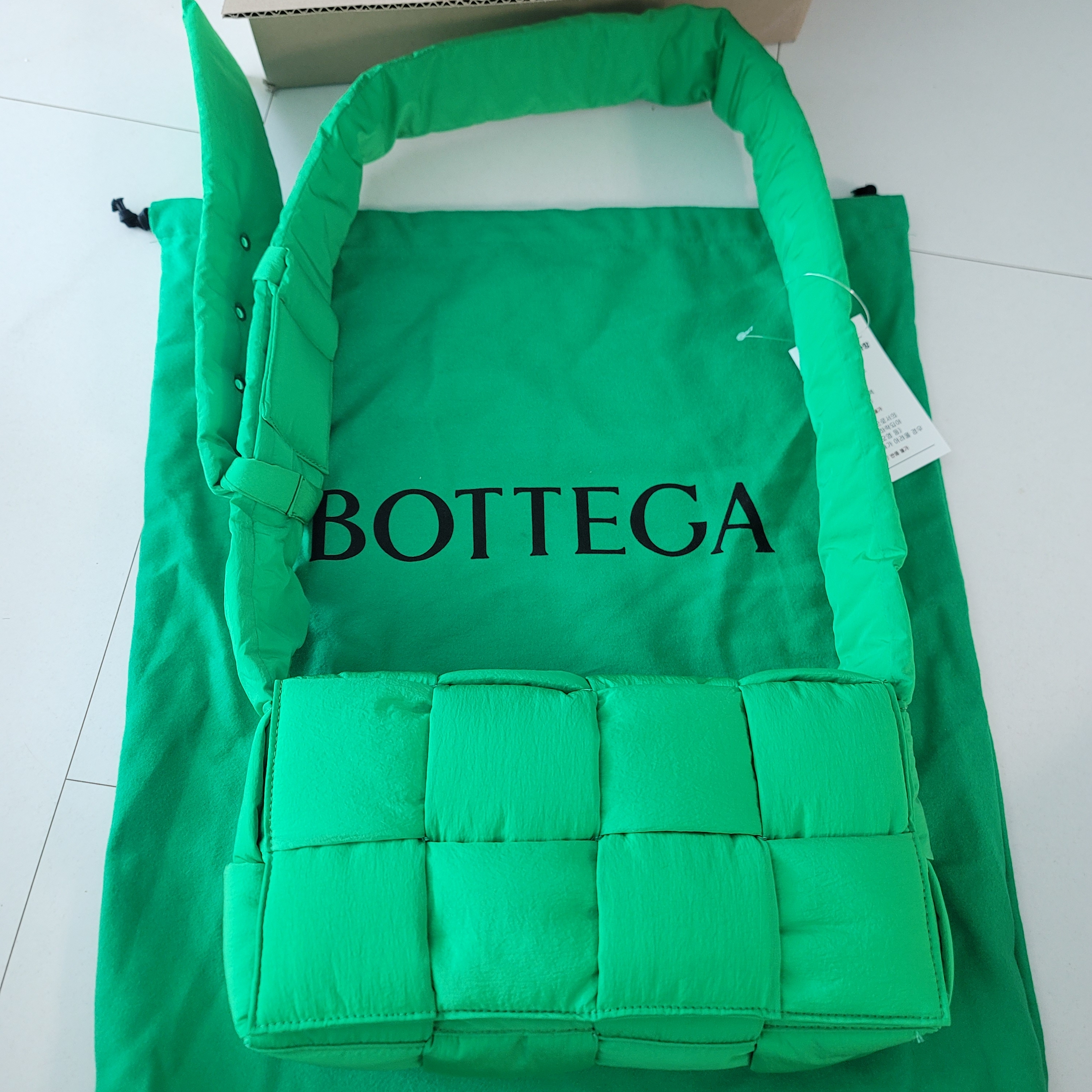 Bottega Veneta Padded Tech Cassette Parakeet 착용 스타일 - 2