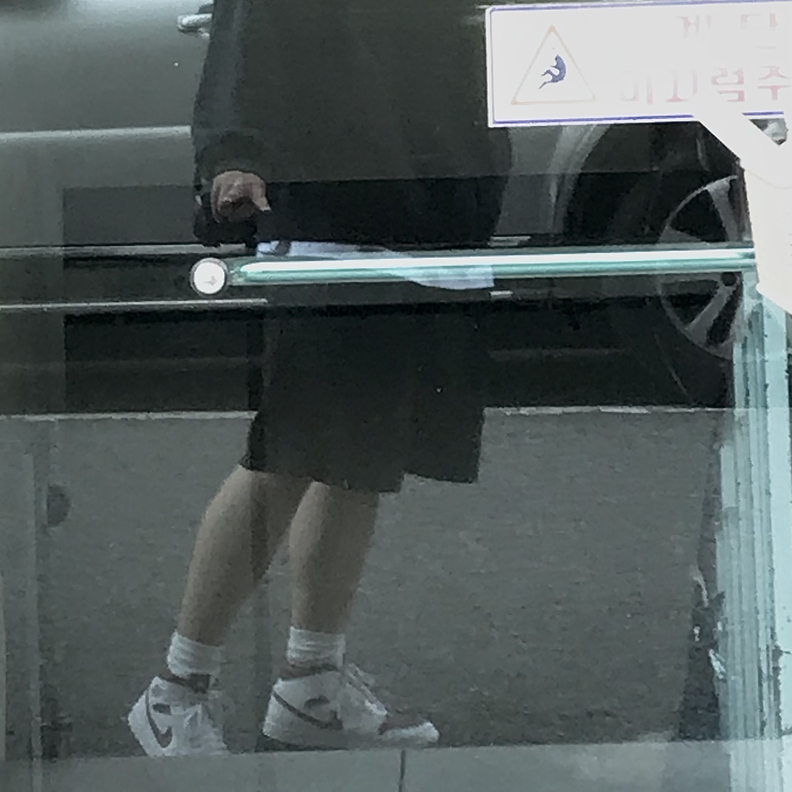(W) Jordan 1 Mid Championship Red 착용 스타일