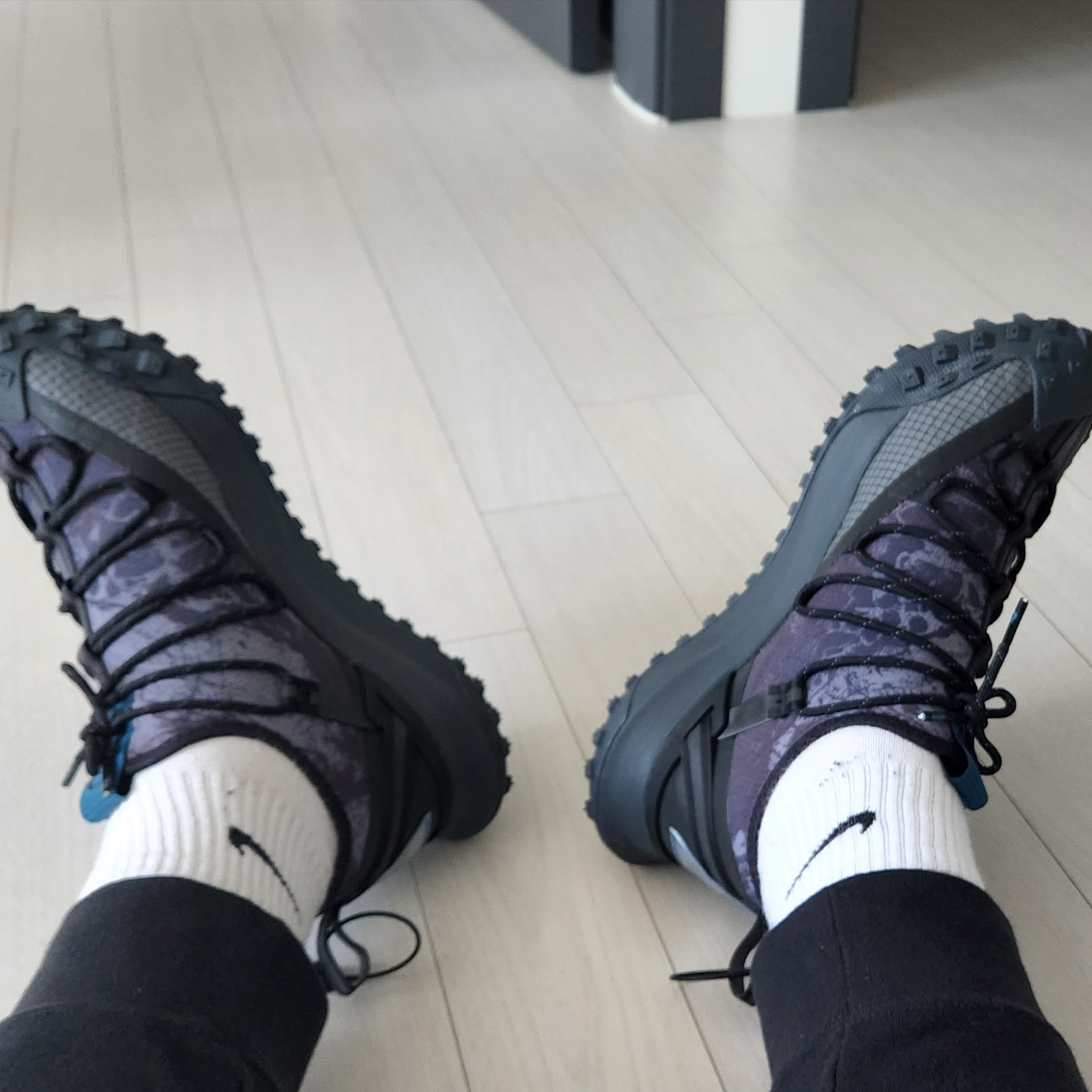 Nike ACG Mountain Fly Low Black 착용 스타일 - 2