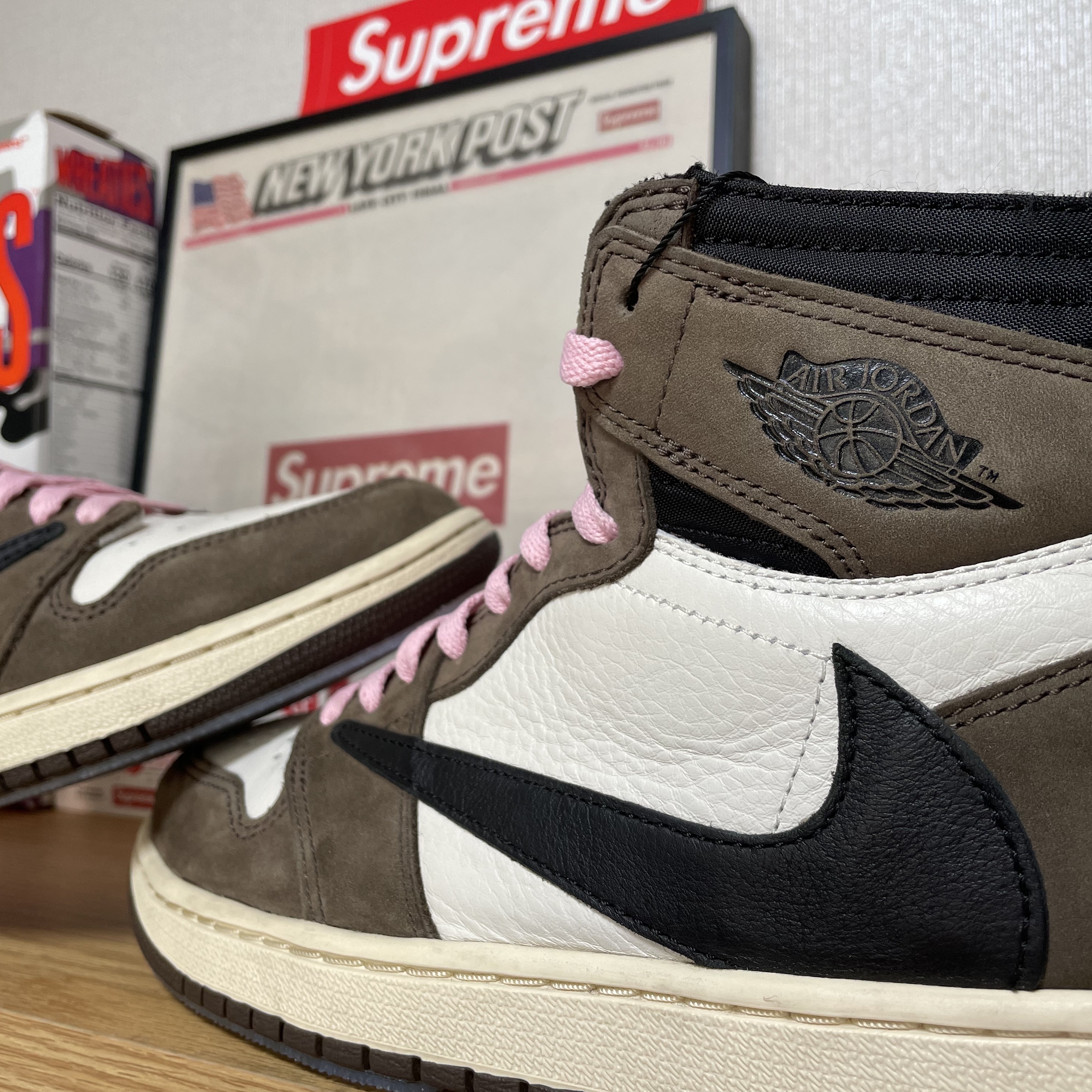 Jordan 1 x Travis Scott Retro High OG SP Mocha 착용 스타일 - 2