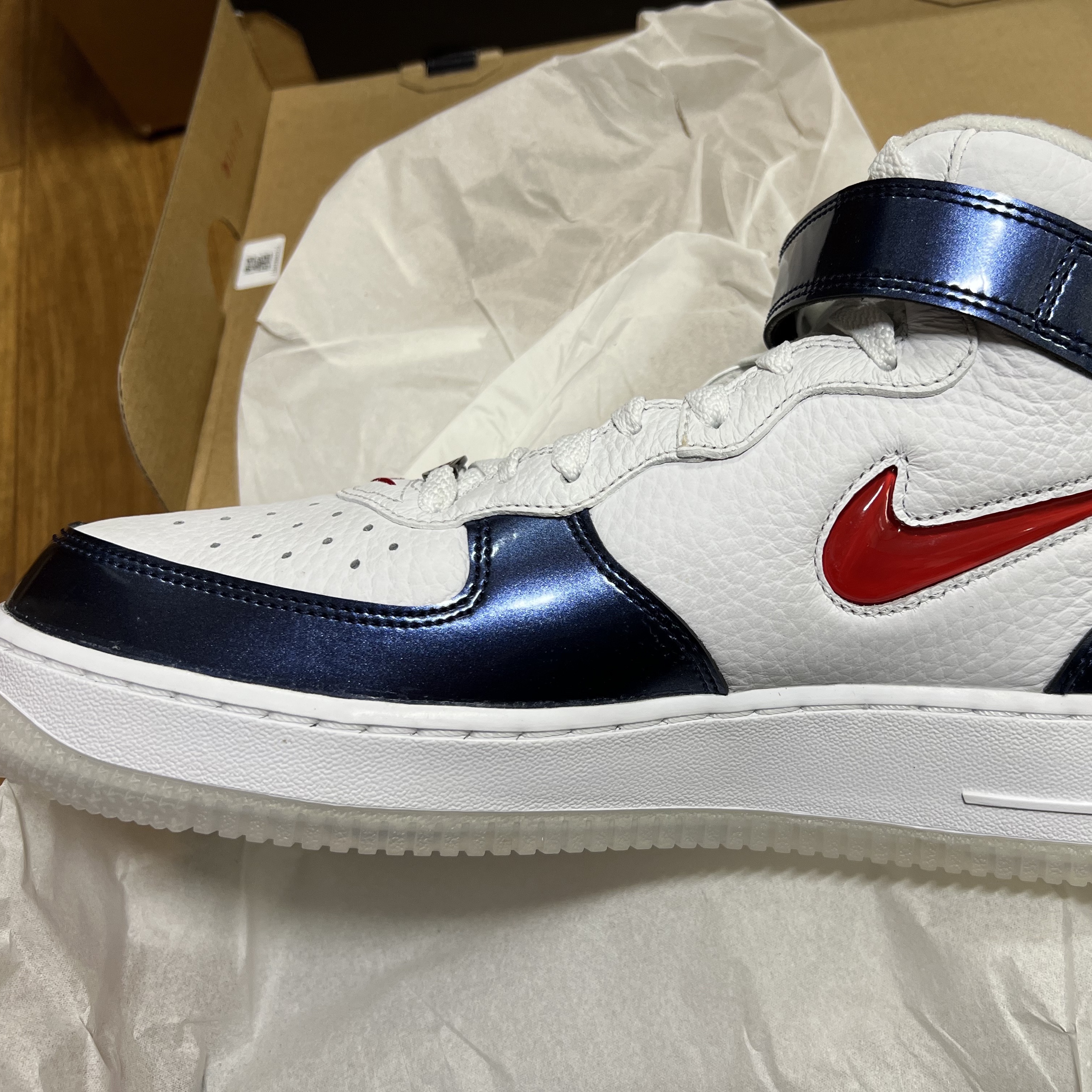 Nike Air Force 1 Mid QS University Red and Midnight Navy 착용 스타일