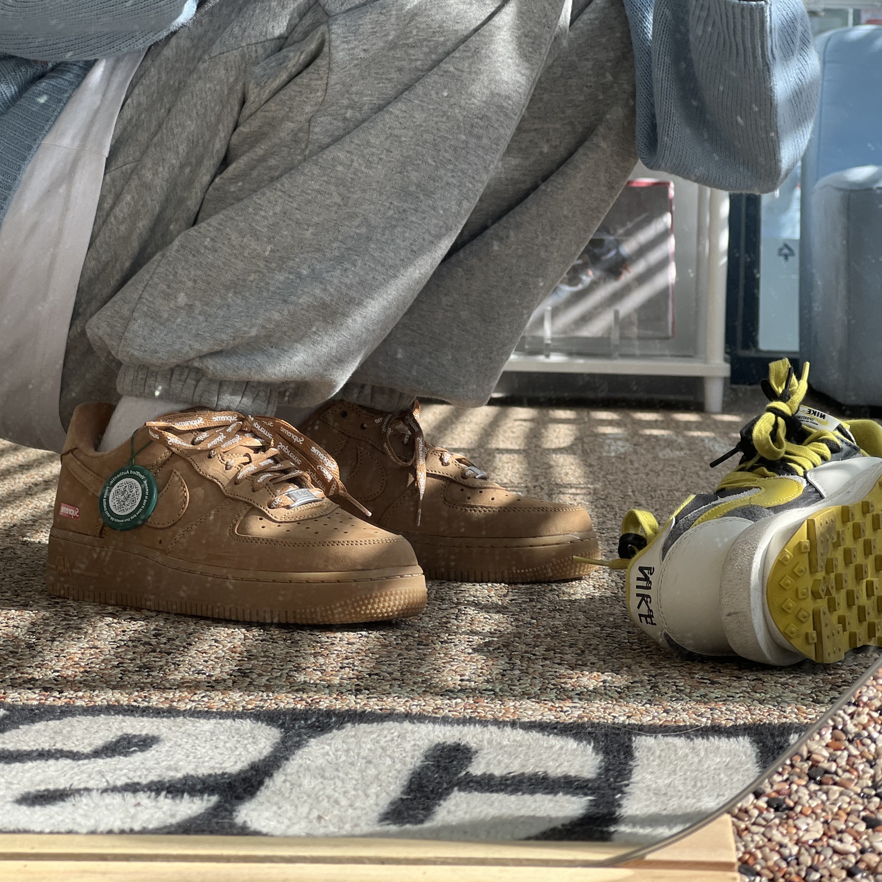 Nike x Supreme Air Force 1 Low Flax, Nike x Sacai x Undercover LDWaffle Black Bright Citron 착용 스타일