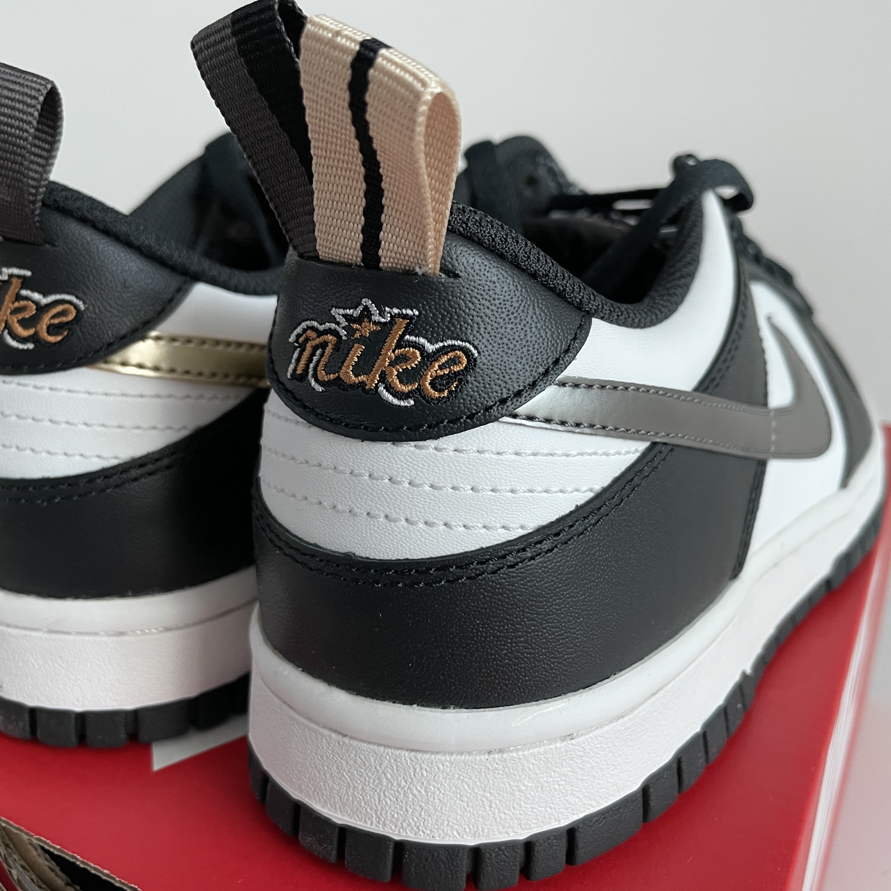 Nike Dunk Low Retro Black, (GS) Nike Dunk Low SE Off Noir Summit White Metallic Pewter 착용 스타일 - 4