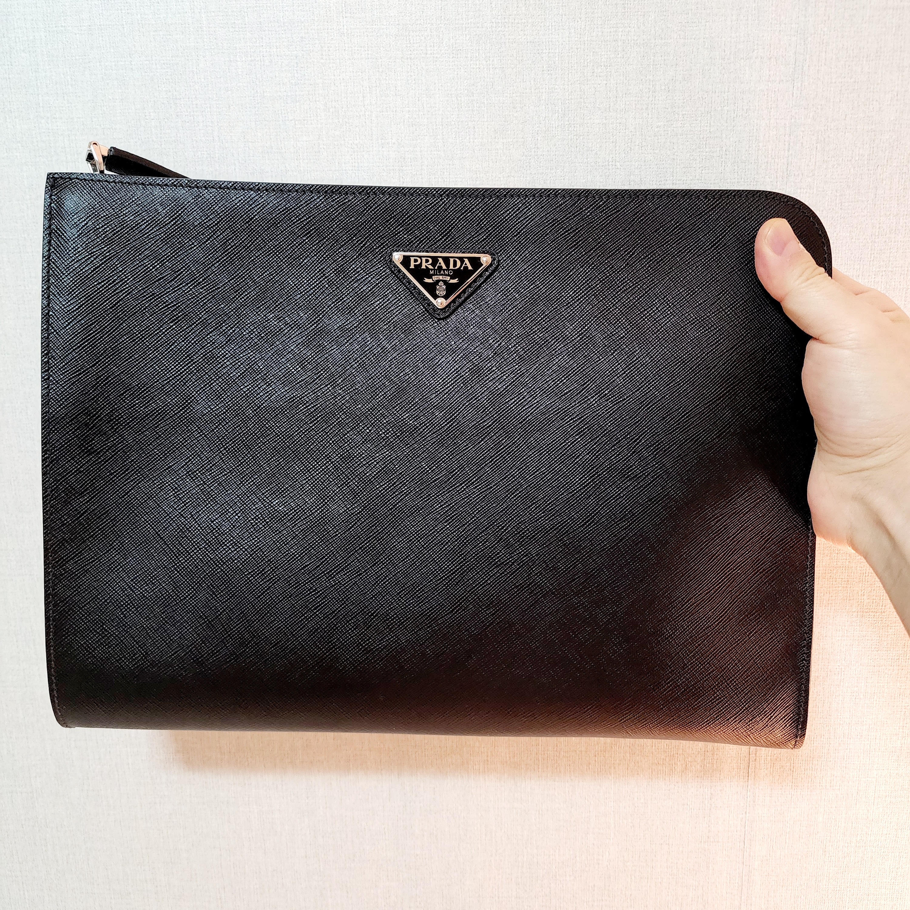 Prada Saffiano Leather Document Holder 착용 스타일 - 1