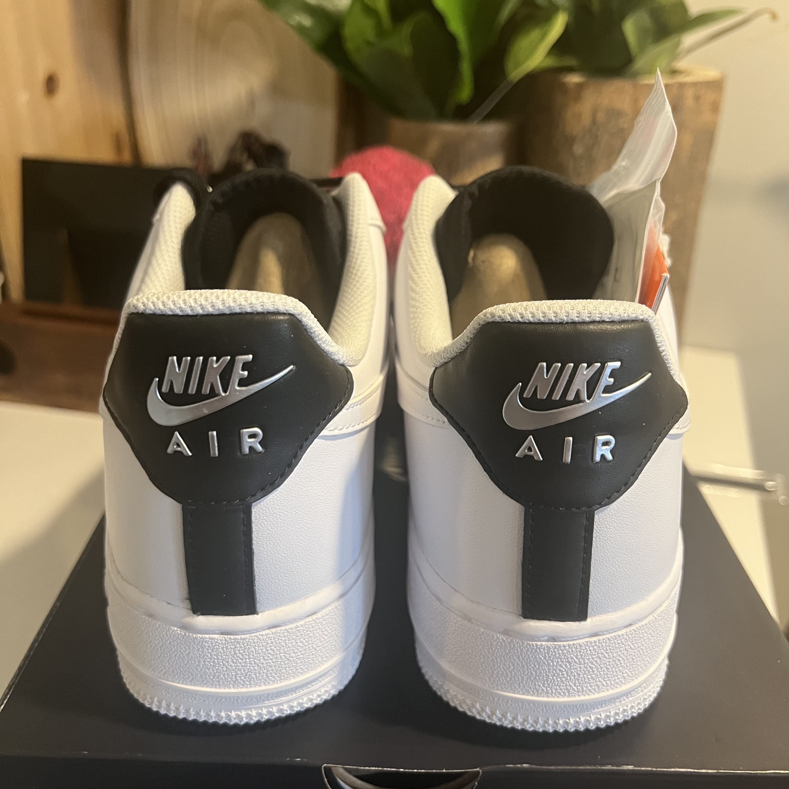 Nike Air Force 1 '07 PRM White Black 착용 스타일 - 3
