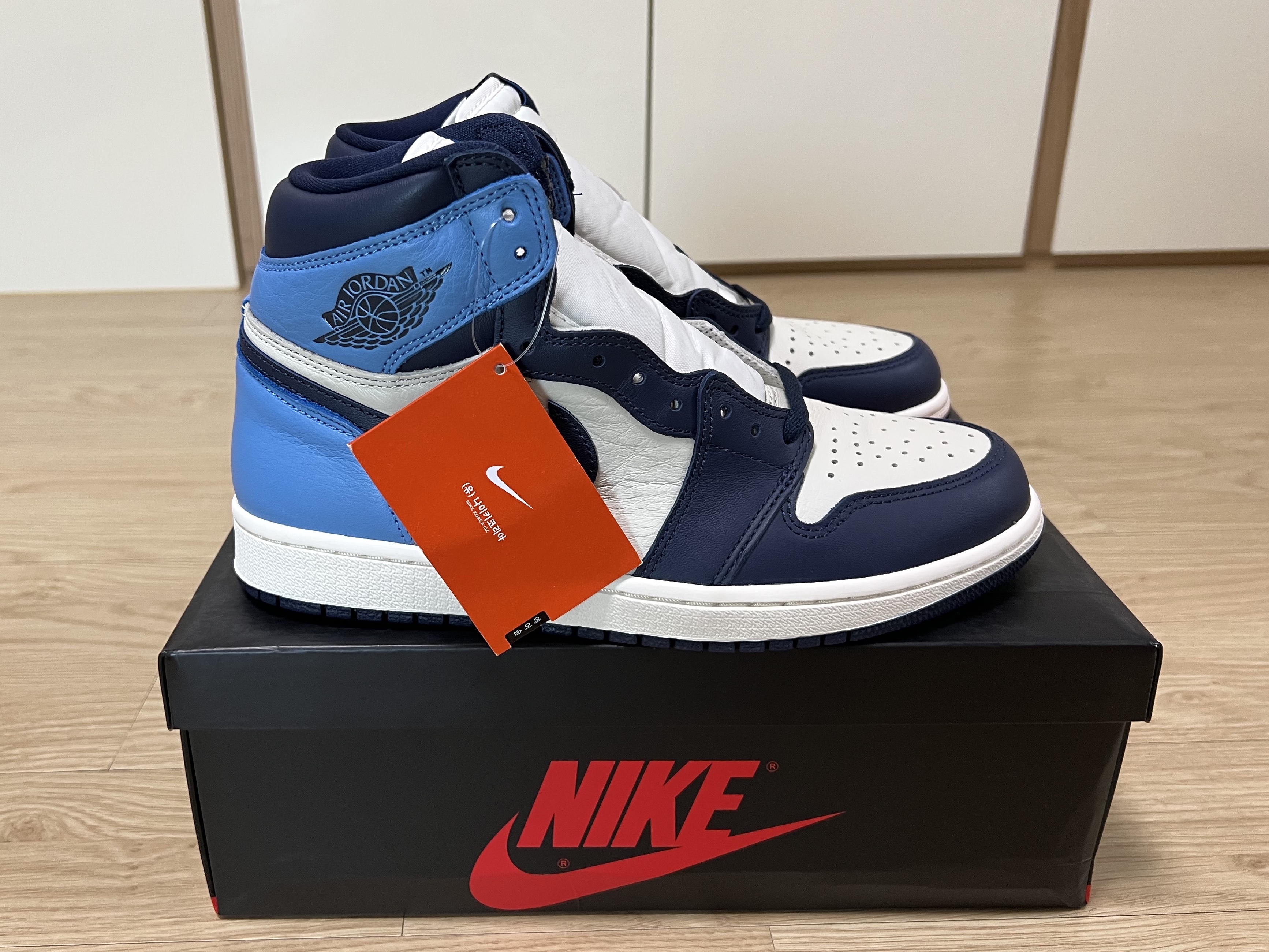 Jordan 1 Retro High Obsidian UNC, Jordan 1 Retro High OG University Blue 착용 스타일 - 1