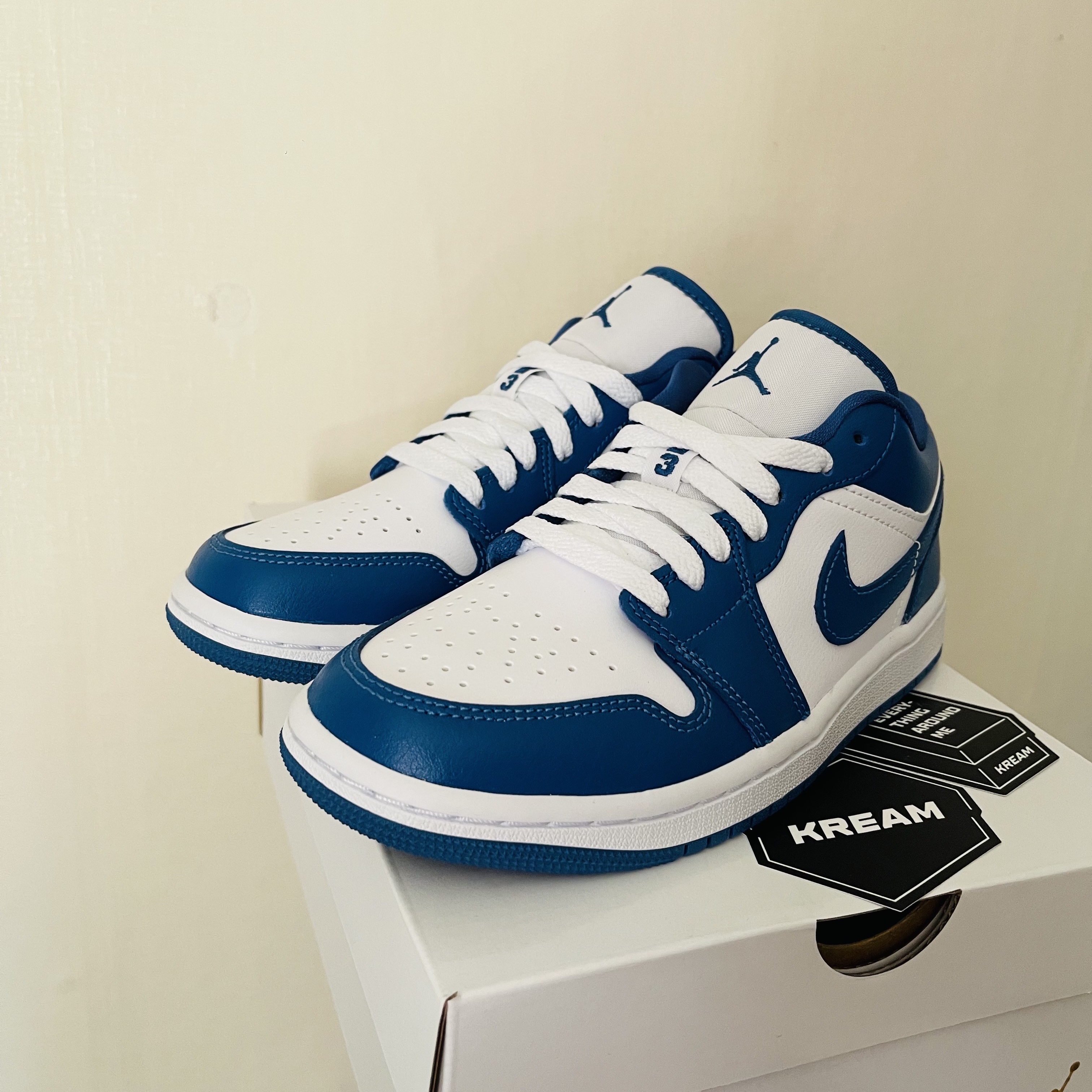 (W) Jordan 1 Low White Dark Marina Blue 착용 스타일 - 3