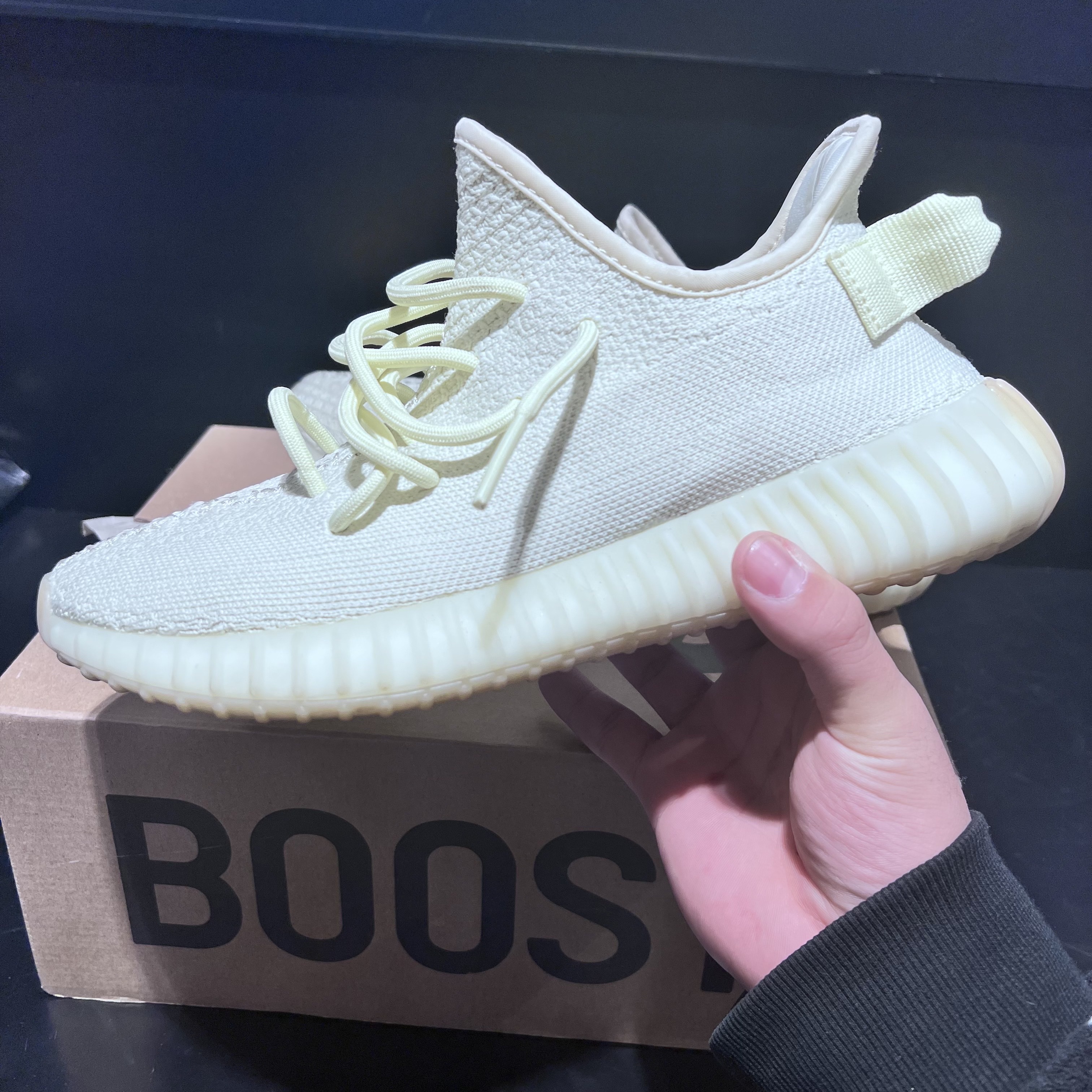 Adidas Yeezy Boost 350 V2 Butter 착용 스타일