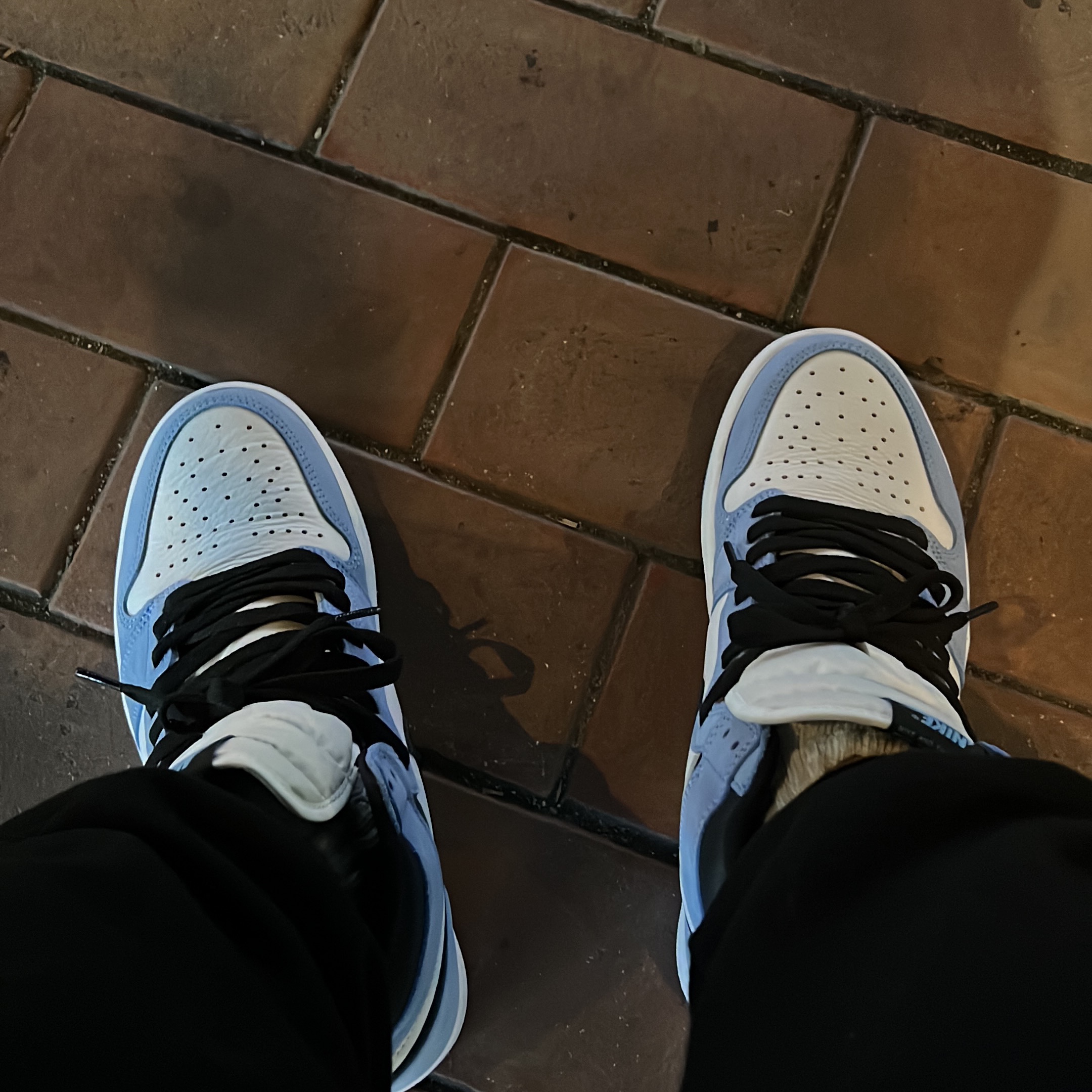 Jordan 4 Retro University Blue, Jordan 1 Retro High OG University Blue 착용 스타일 - 2