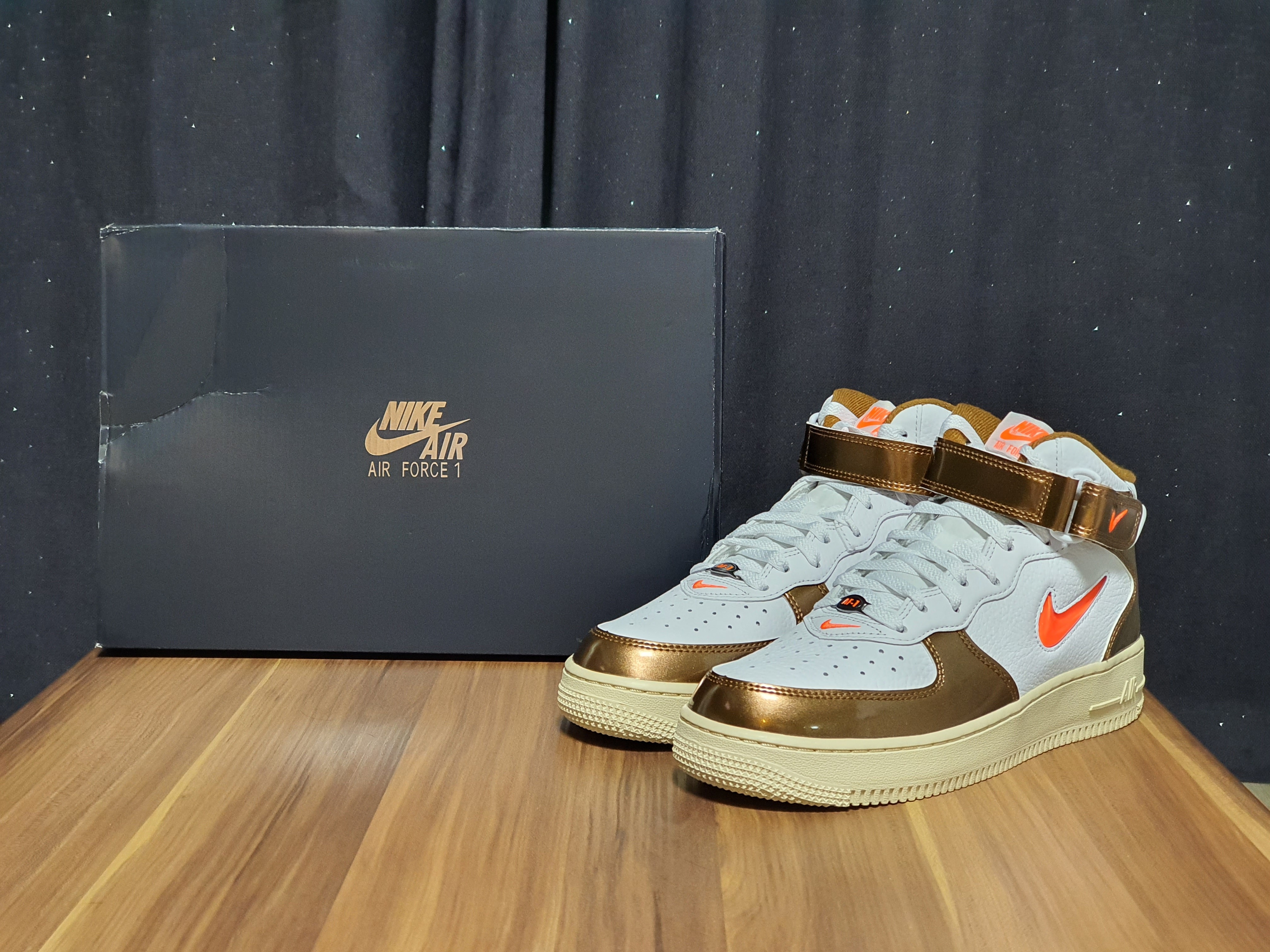 Nike Air Force 1 Mid QS Ale Brown 착용 스타일 - 1