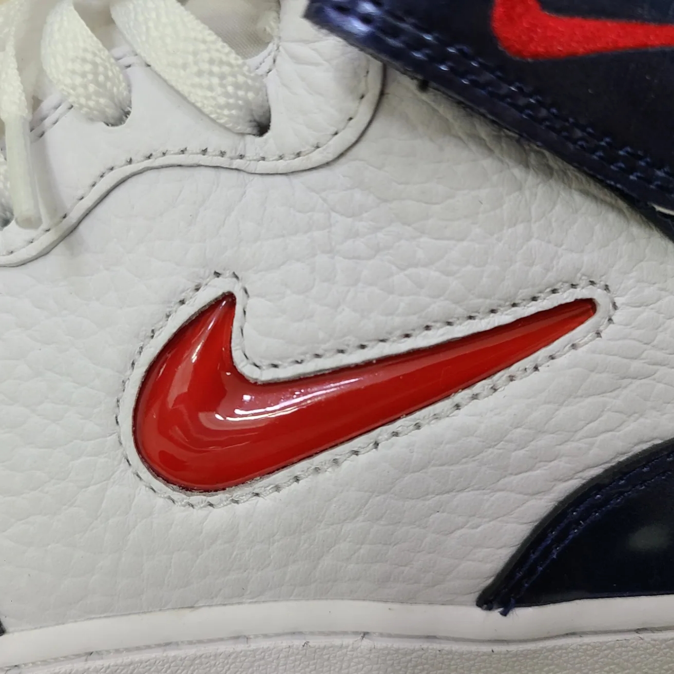 Nike Air Force 1 Mid QS University Red and Midnight Navy 착용 스타일 - 3