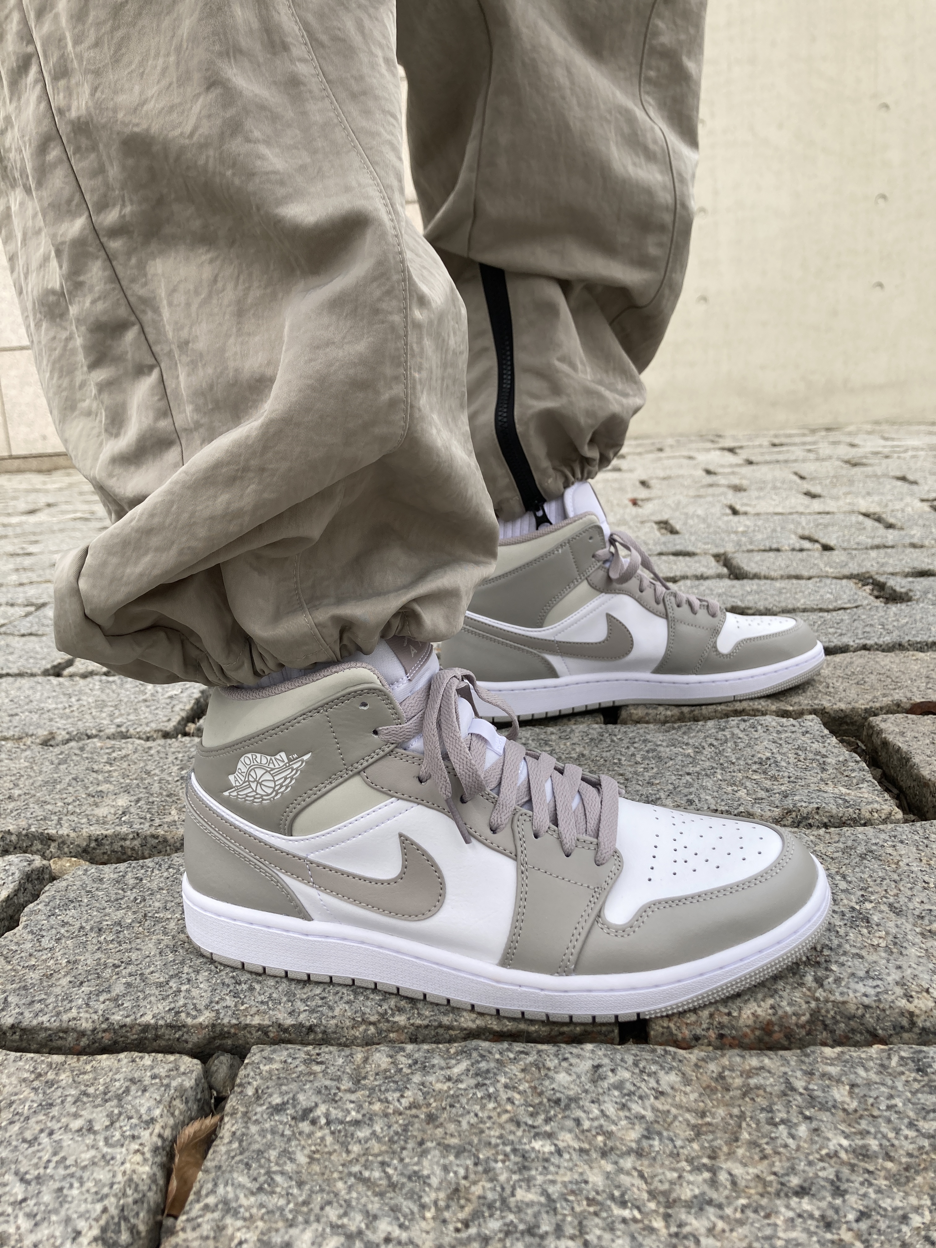 Jordan 1 Mid College Grey, Essentials x New Era Retro Crown Strapback White 착용 스타일 - 2