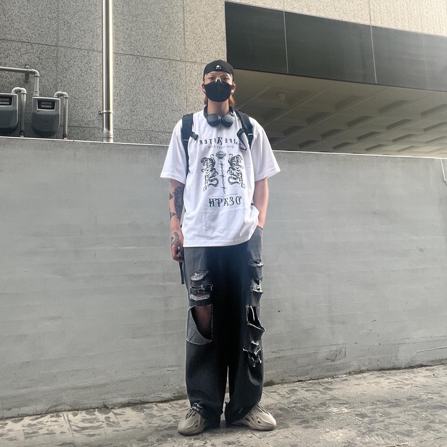 Adidas Yeezy Foam RNNR Stone Sage 착용 스타일 - 1