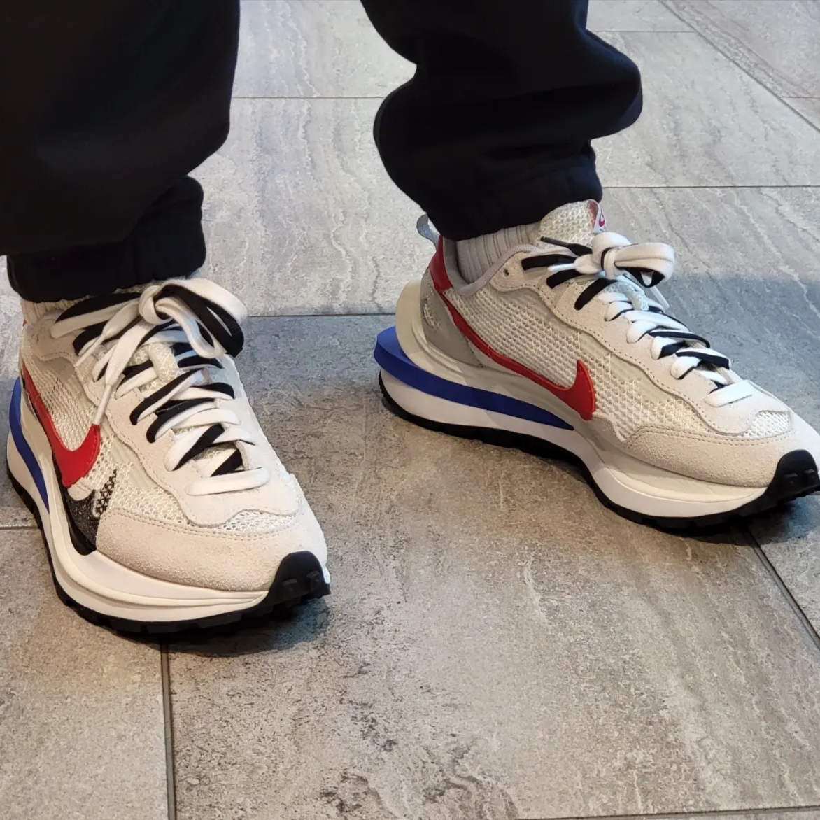 Nike x Sacai VaporWaffle Royal Fuchsia 착용 스타일 - 2