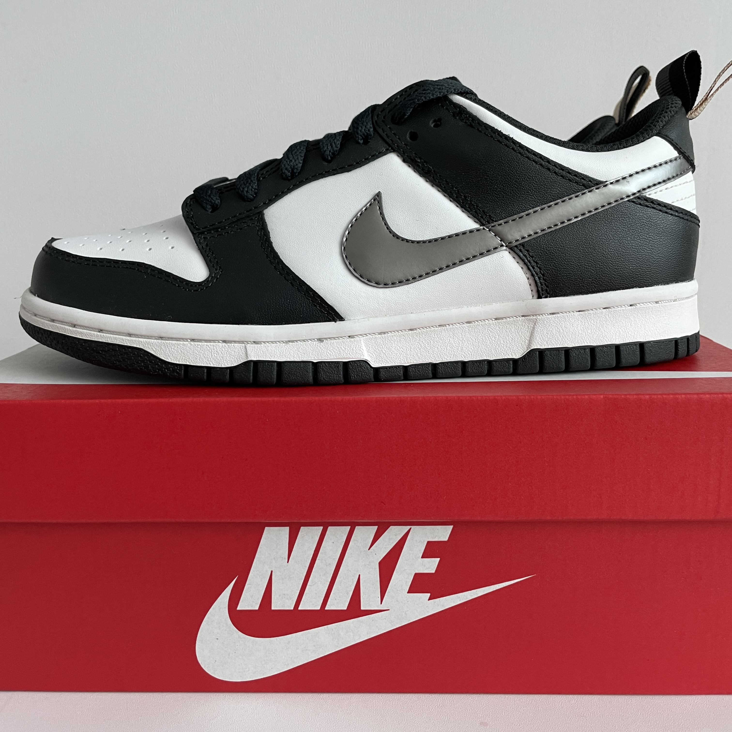 Nike Dunk Low Retro Black, (GS) Nike Dunk Low SE Off Noir Summit White Metallic Pewter 착용 스타일 - 2