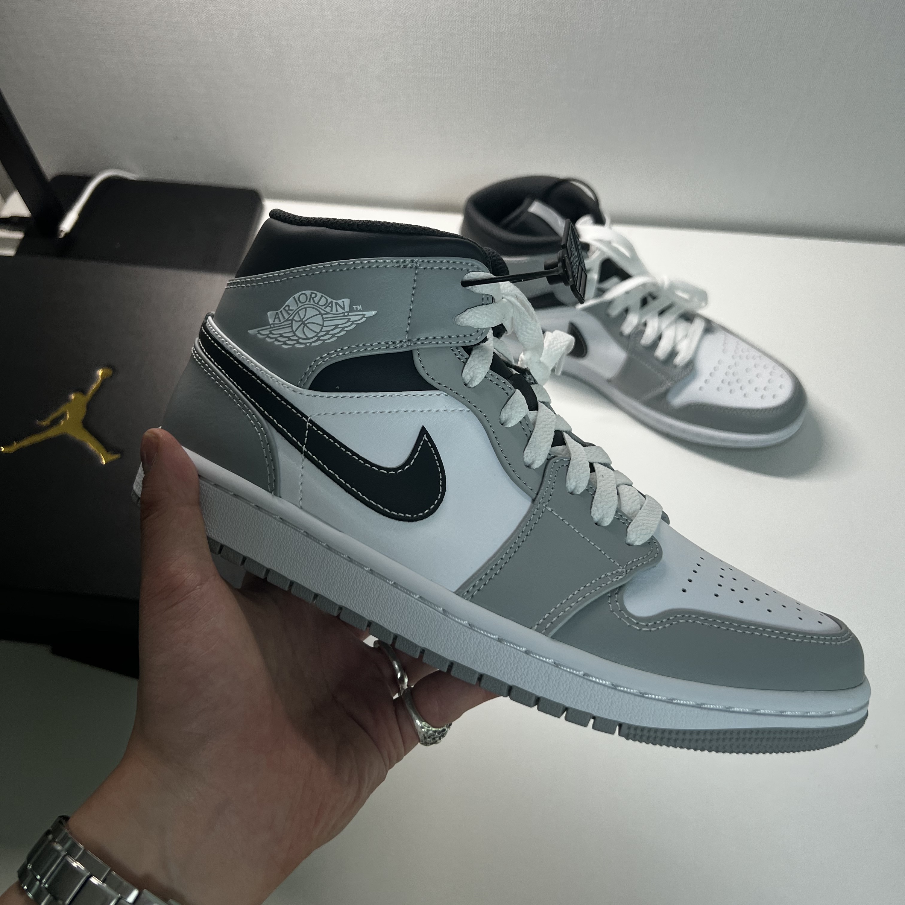 Jordan 1 Mid Light Smoke Grey Anthracite 착용 스타일 - 1