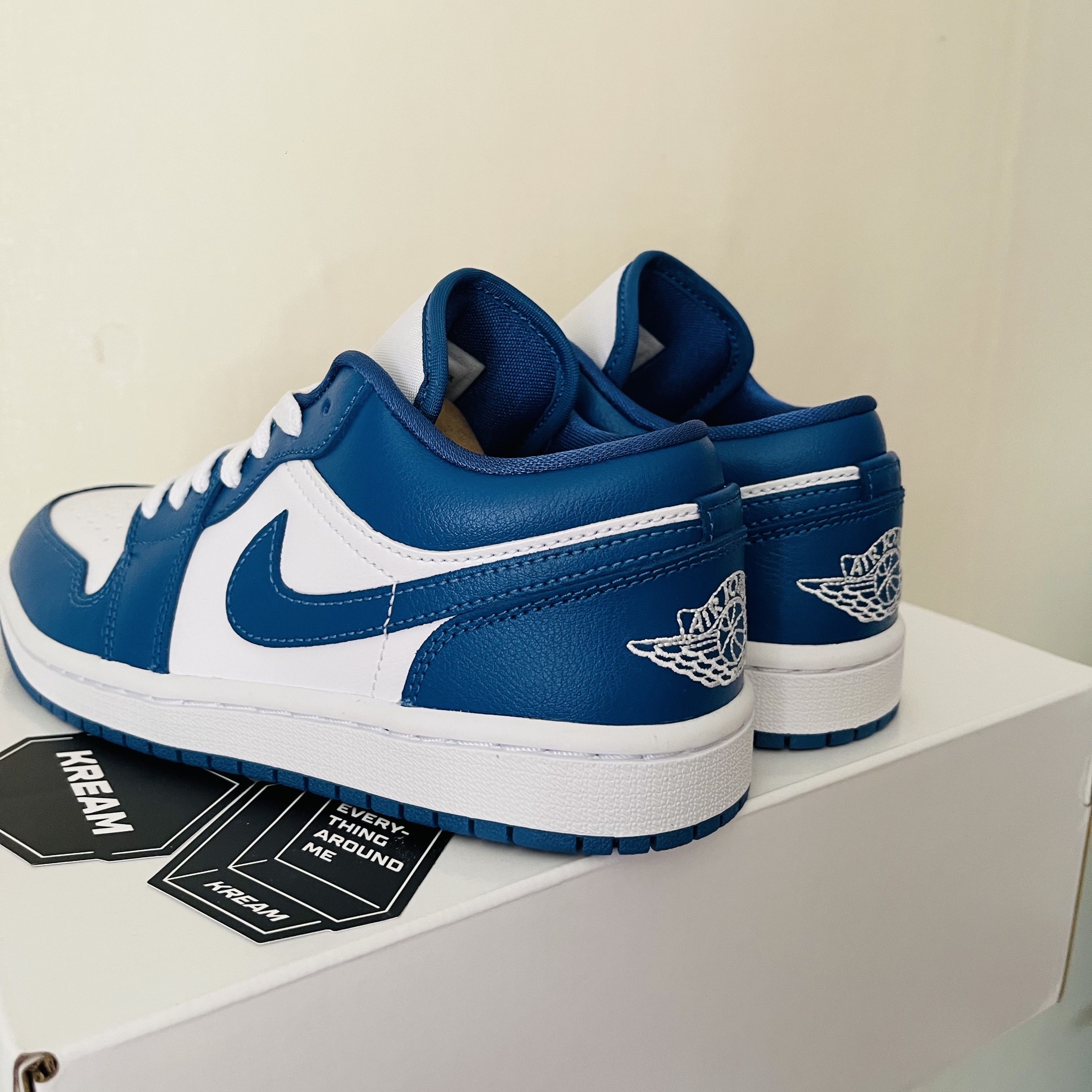 (W) Jordan 1 Low White Dark Marina Blue 착용 스타일 - 2