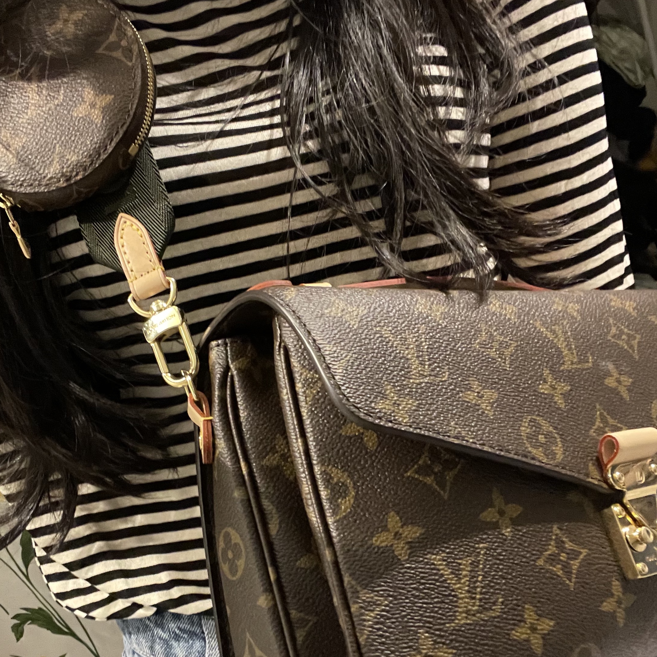 Louis Vuitton Pochette Metis Monogram, Louis Vuitton Multi Pochette Accessoires Monogram Khaki 착용 스타일