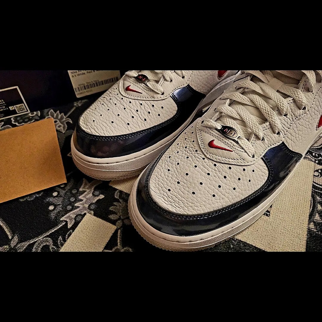 Nike Air Force 1 Mid QS University Red and Midnight Navy 착용 스타일 - 3