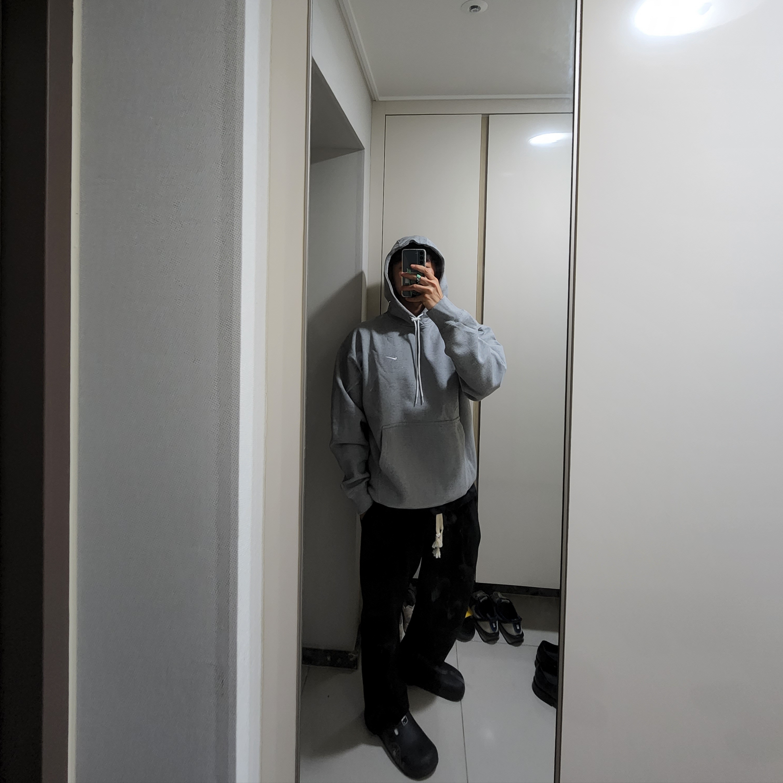 Nike NRG Solo Swoosh Fleece Hoodie Dark Grey Heather - US/EU 착용 스타일 - 1