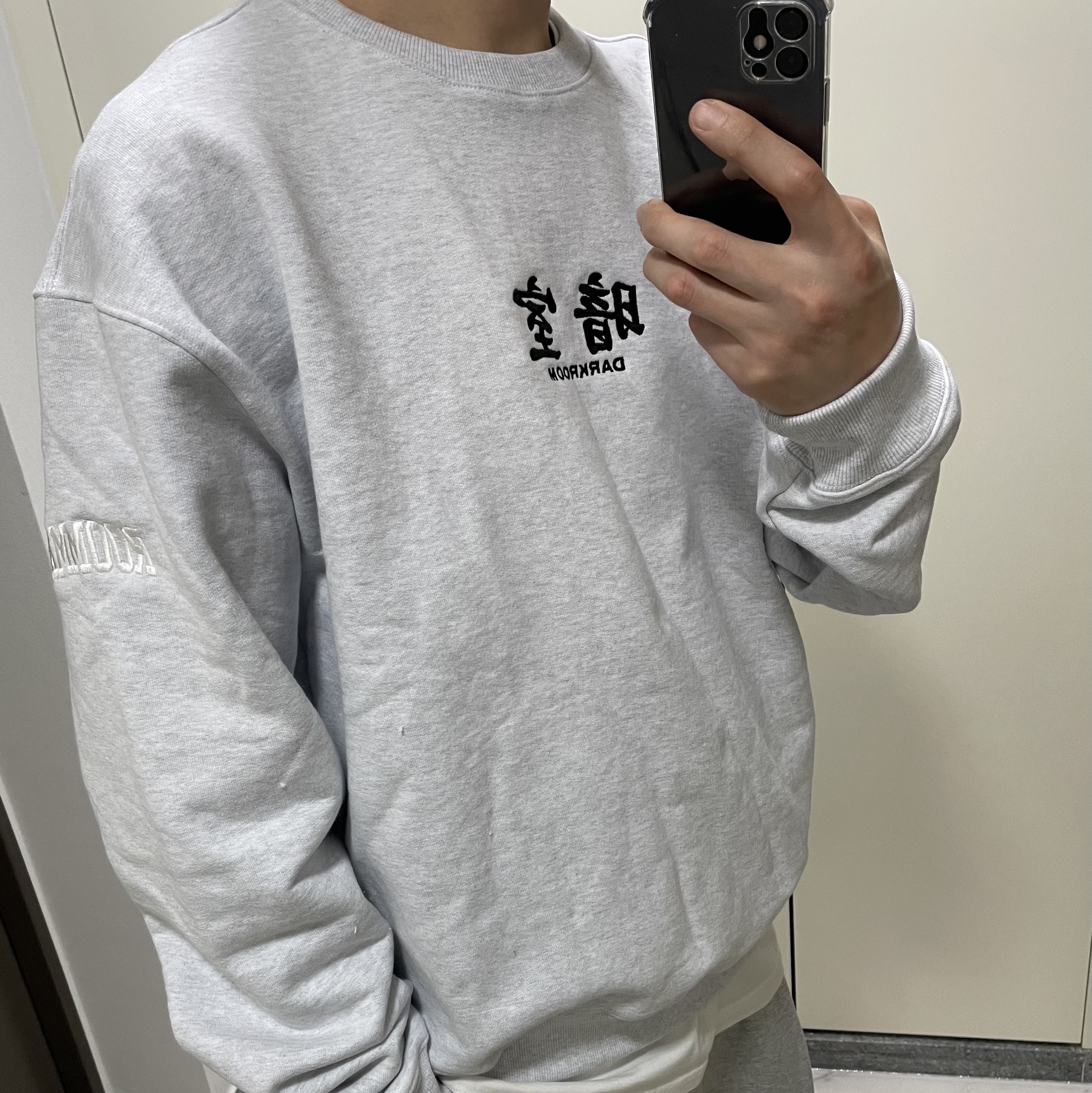 Darkr8m Studio Basic Logo Crewneck Sweatshirt Ash 착용 스타일