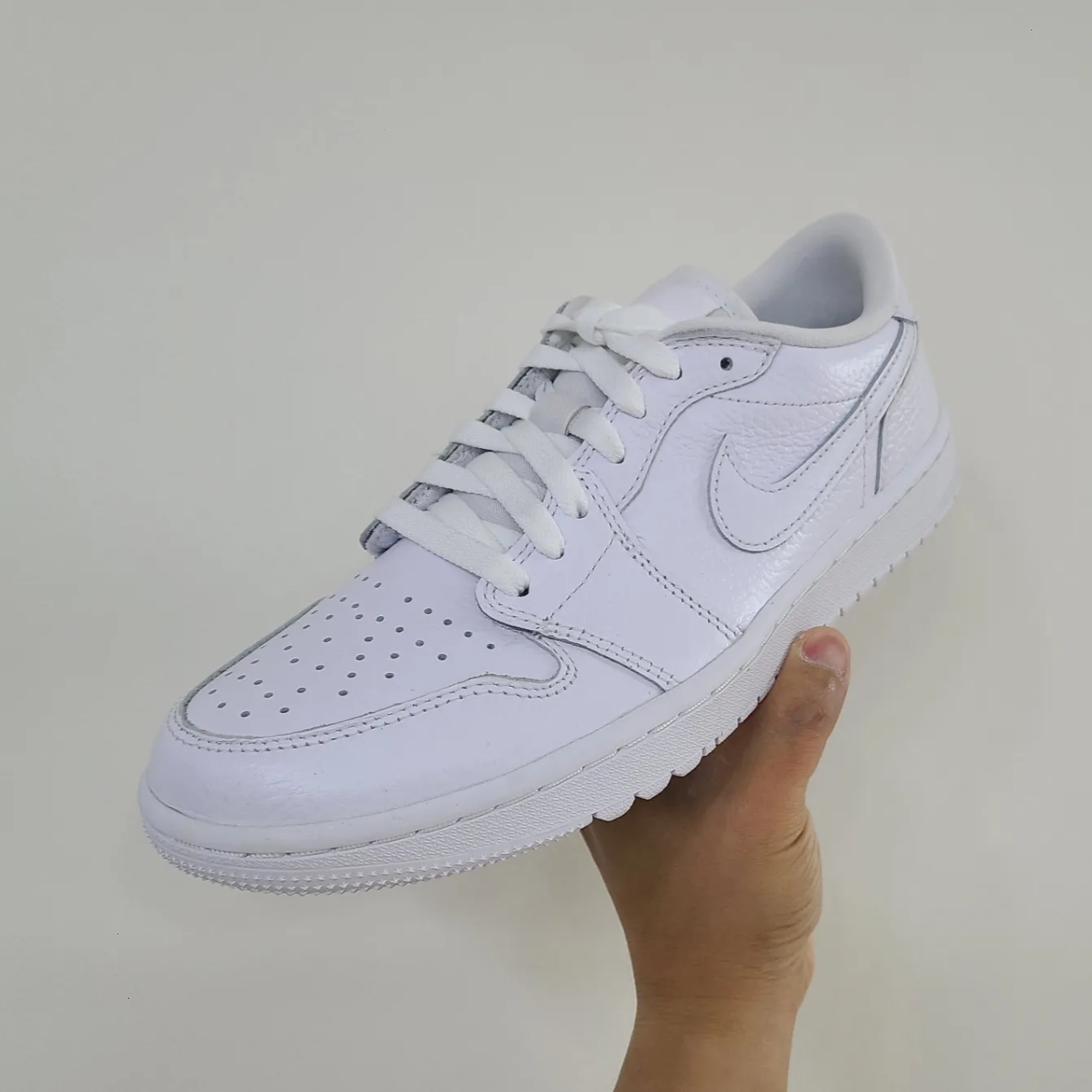 Jordan 1 Low Golf Triple White 착용 스타일 - 1