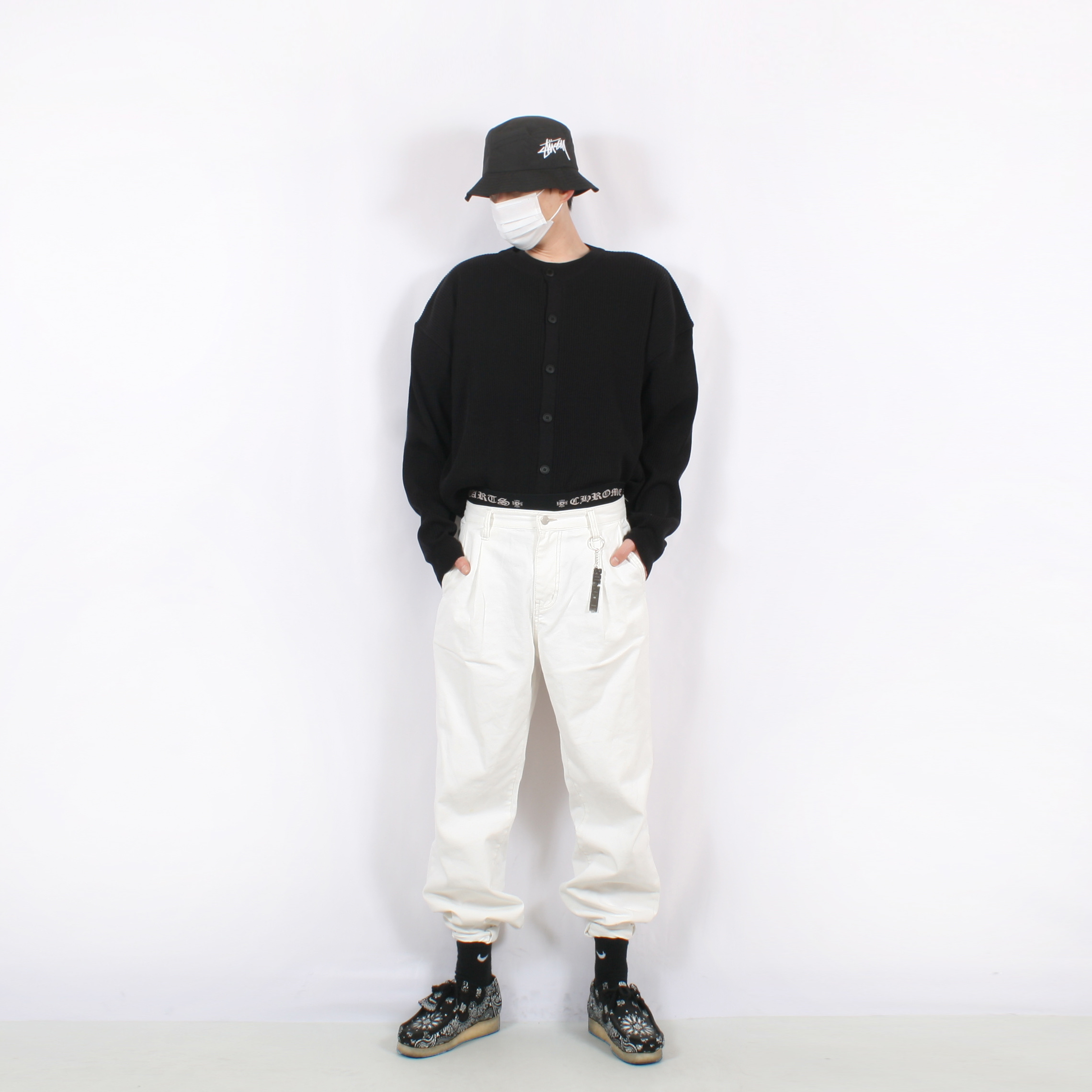 Nike x Stussy Bucket Hat Black, Clarks x Supreme Wallabee Bandana Black 착용 스타일 - 1