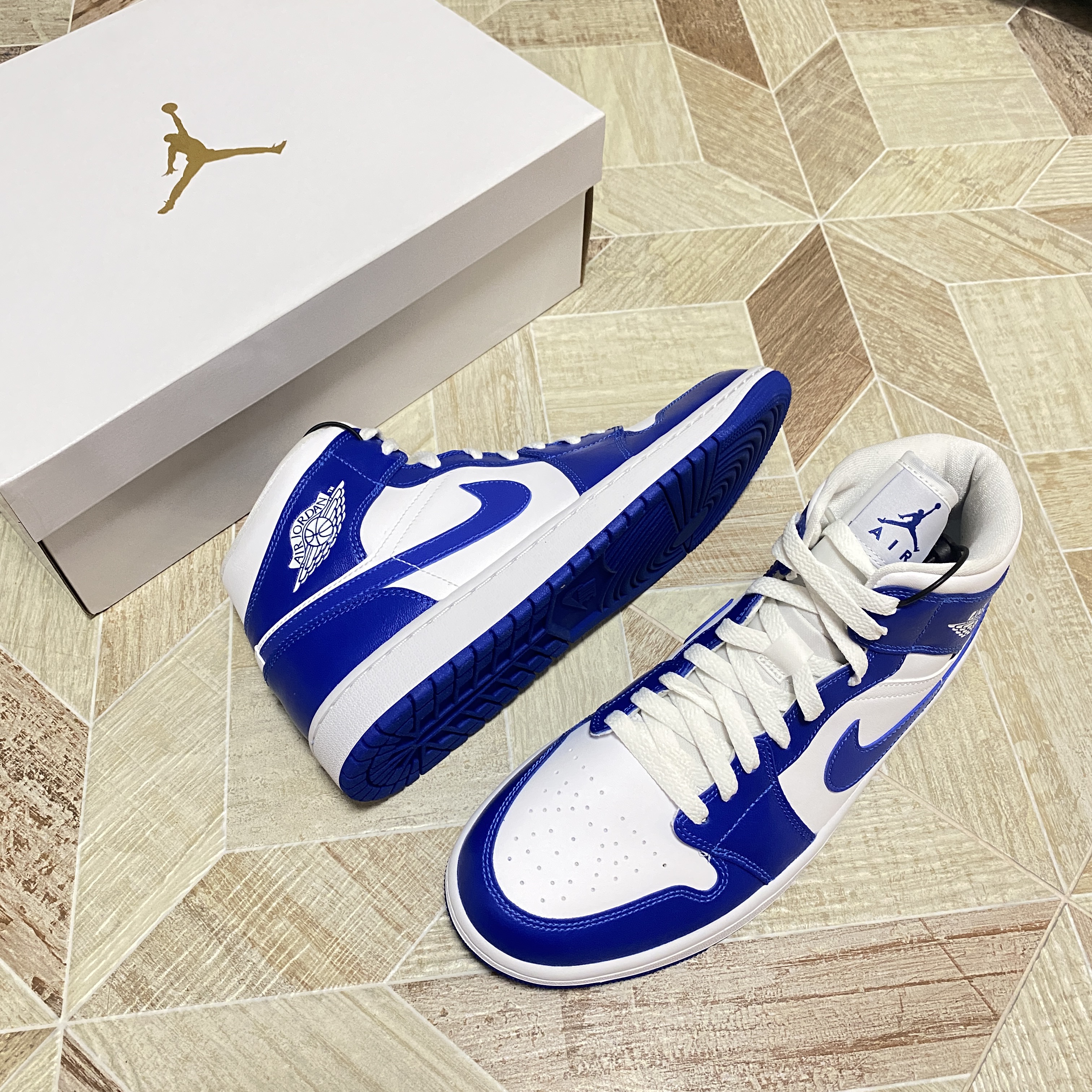 (W) Jordan 1 Mid White Hyper Royal 착용 스타일