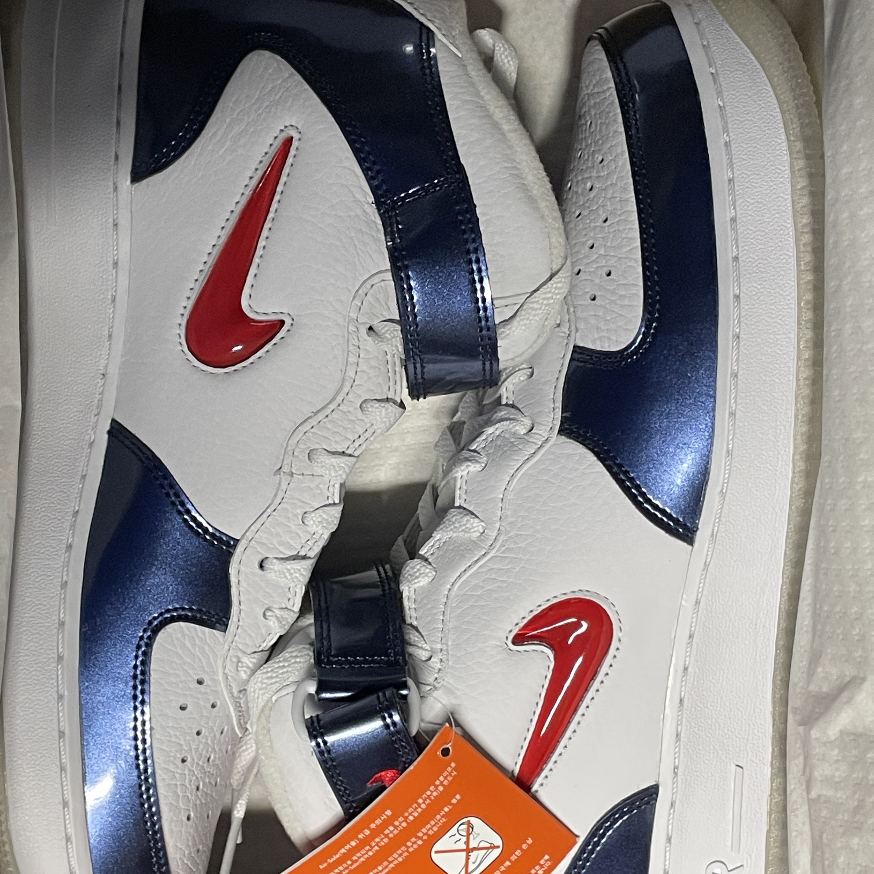 Nike Air Force 1 Mid QS University Red and Midnight Navy 착용 스타일