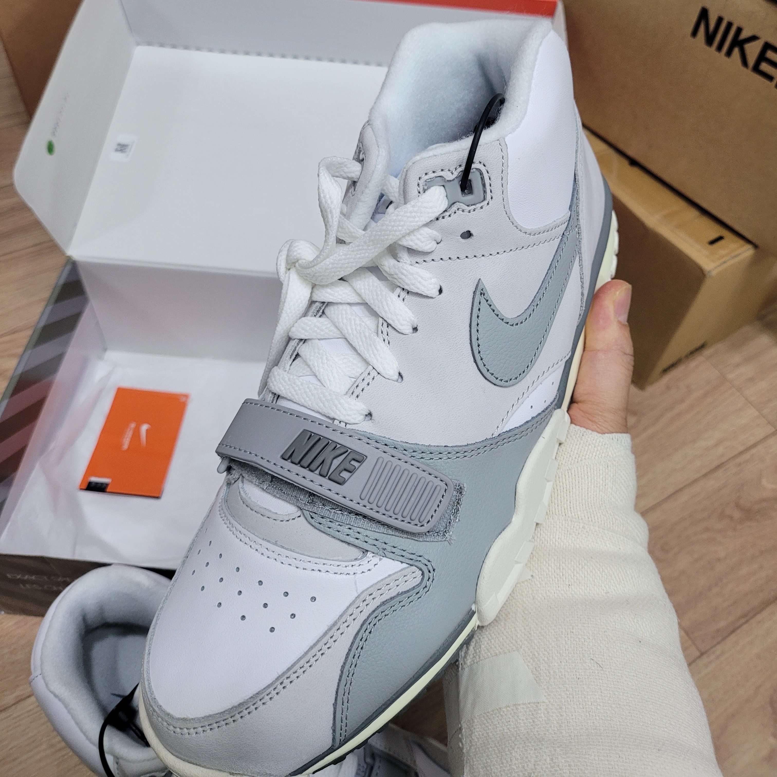 Nike Air Trainer 1 Photon Dust and Light Smoke 착용 스타일 - 2
