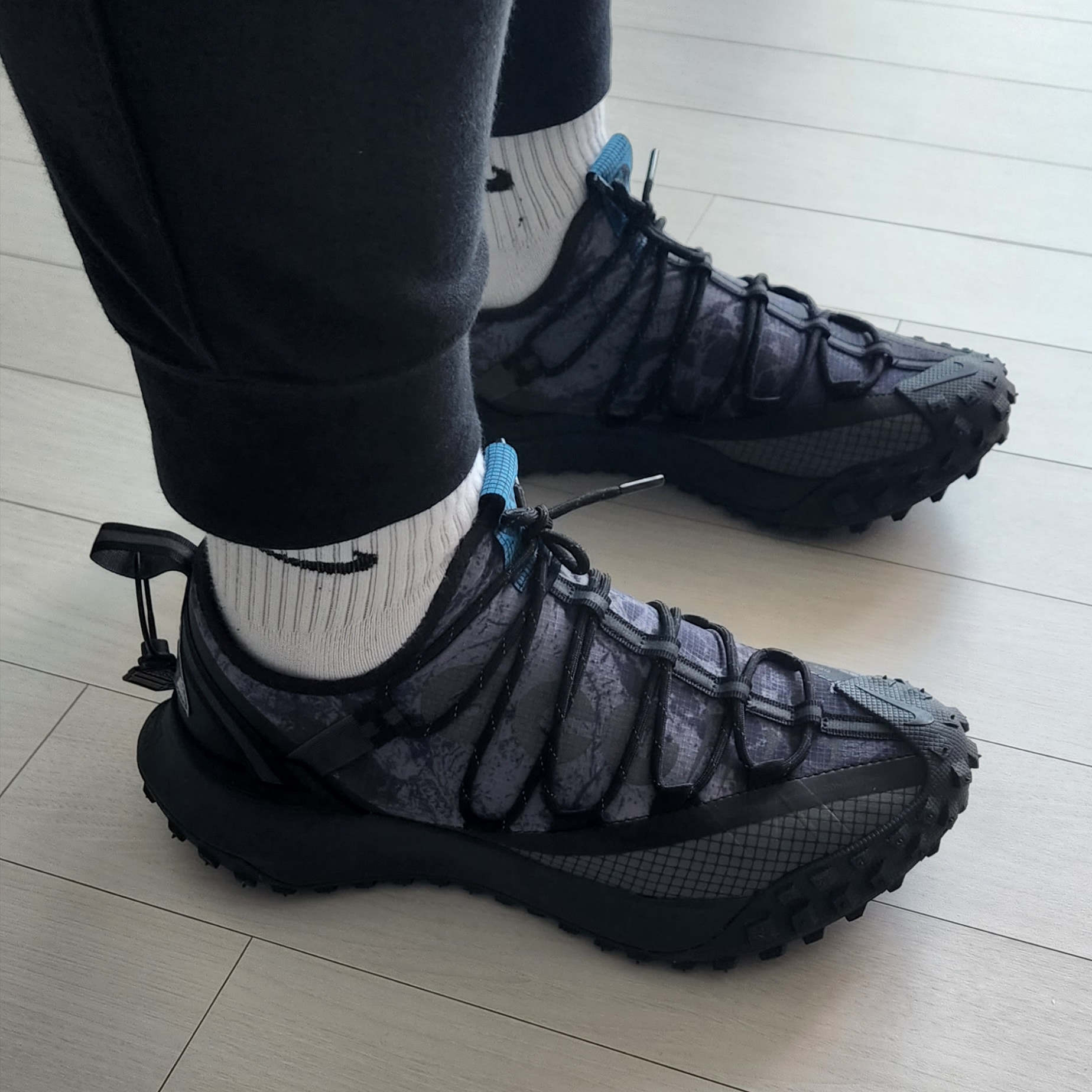 Nike ACG Mountain Fly Low Black 착용 스타일 - 3