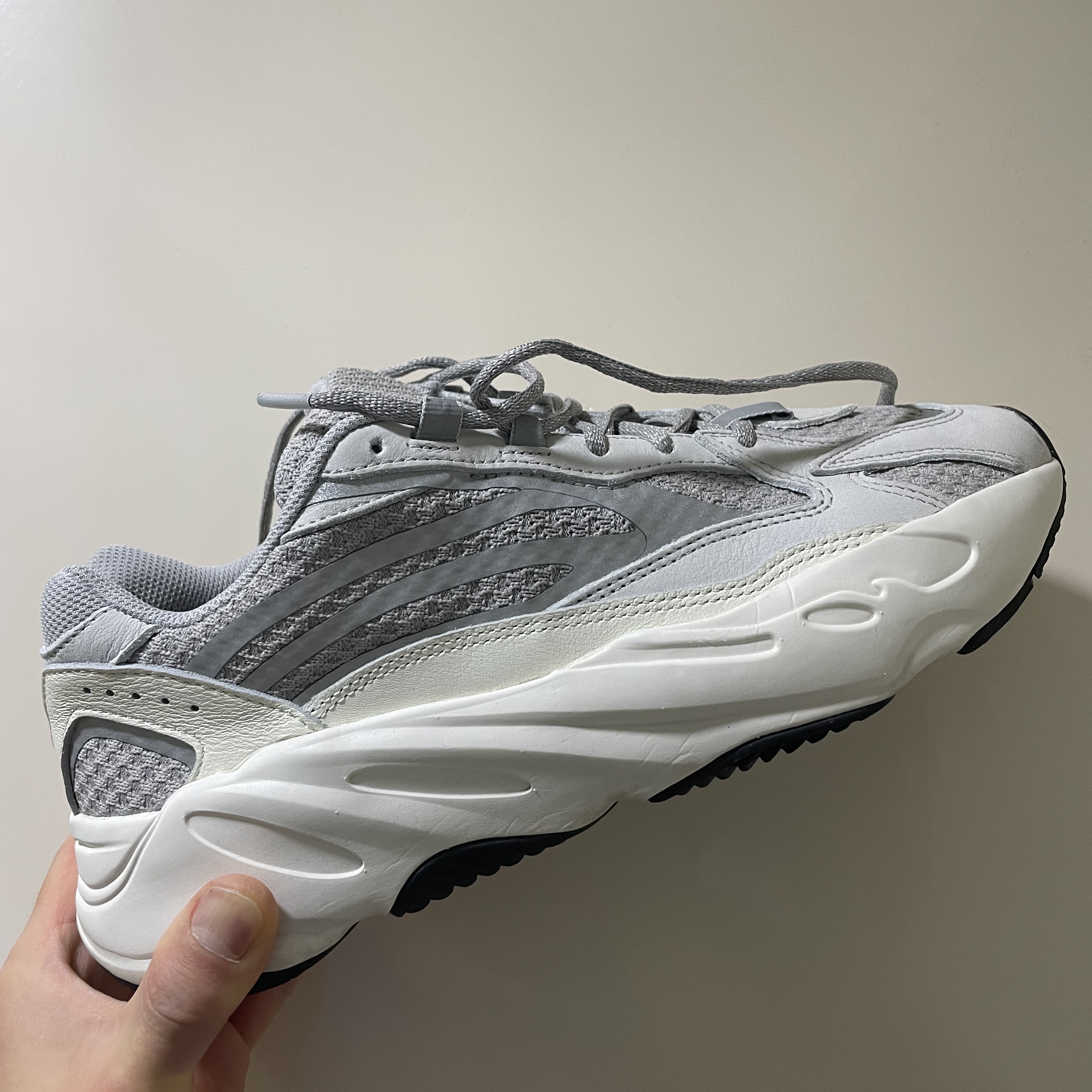 Adidas Yeezy Boost 700 V2 Static 2022 착용 스타일