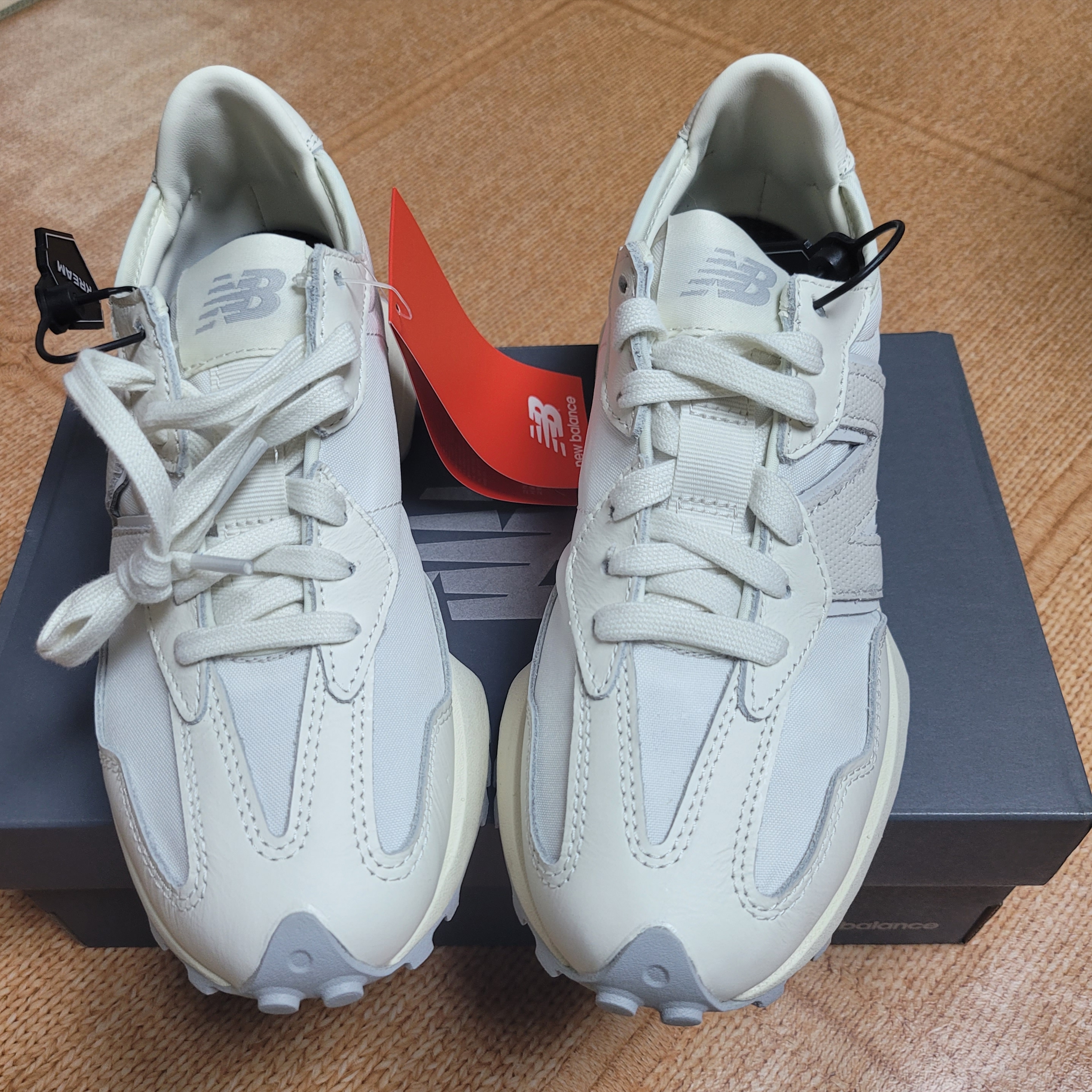 New Balance 327 Shifted White Pack 착용 스타일 - 3