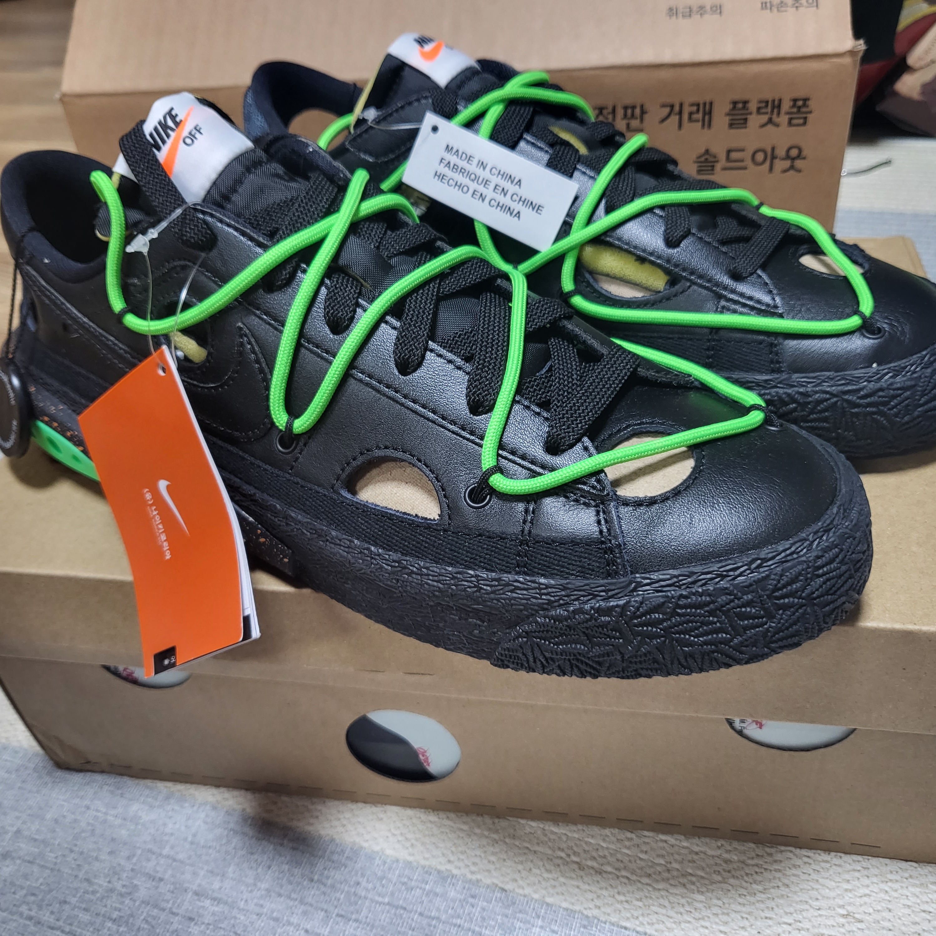 Nike x Off-White Blazer Low '77 Black and Electro Green 착용 스타일 - 2