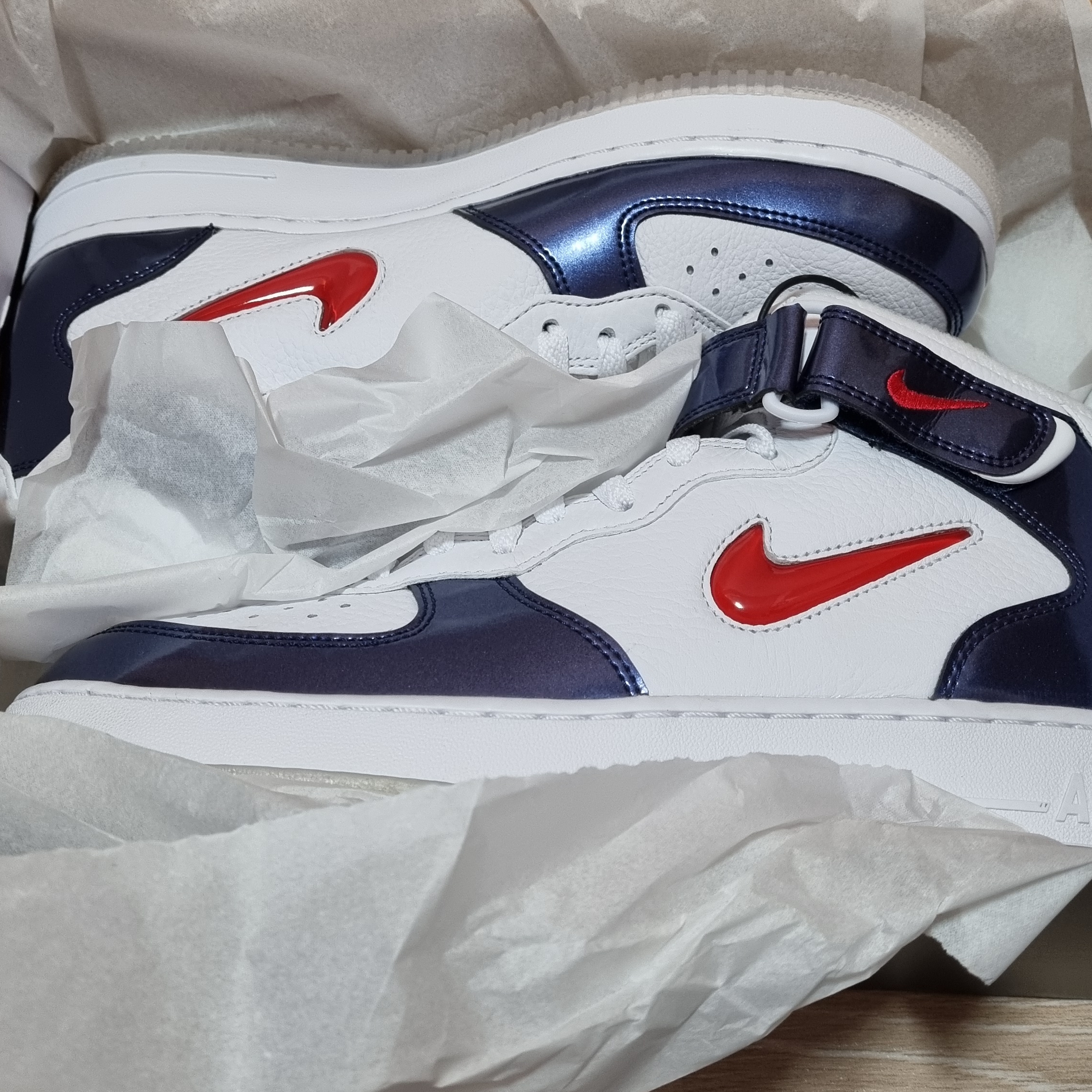 Nike Air Force 1 Mid QS University Red and Midnight Navy 착용 스타일 - 4