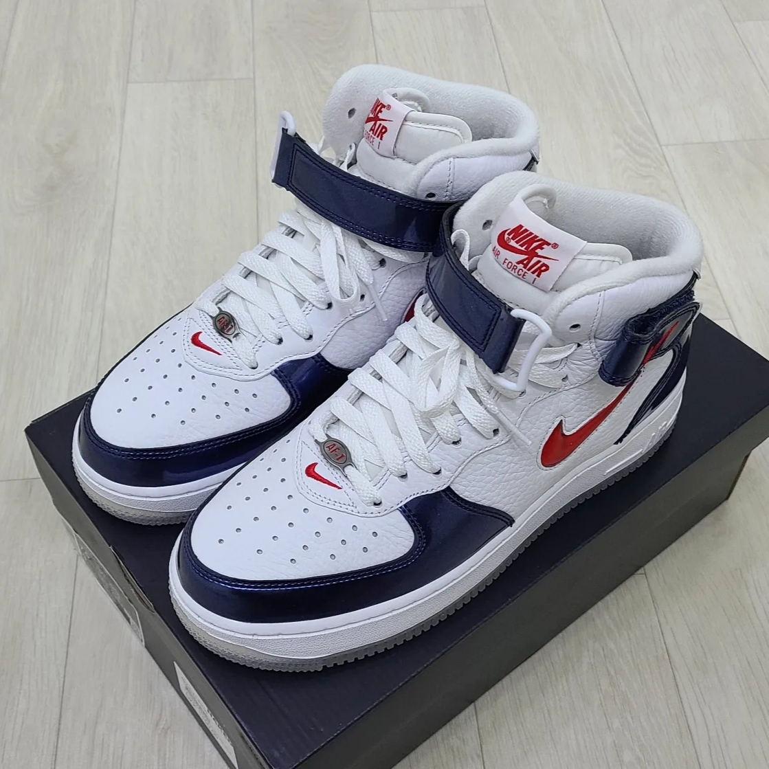 Nike Air Force 1 Mid QS University Red and Midnight Navy 착용 스타일 - 2