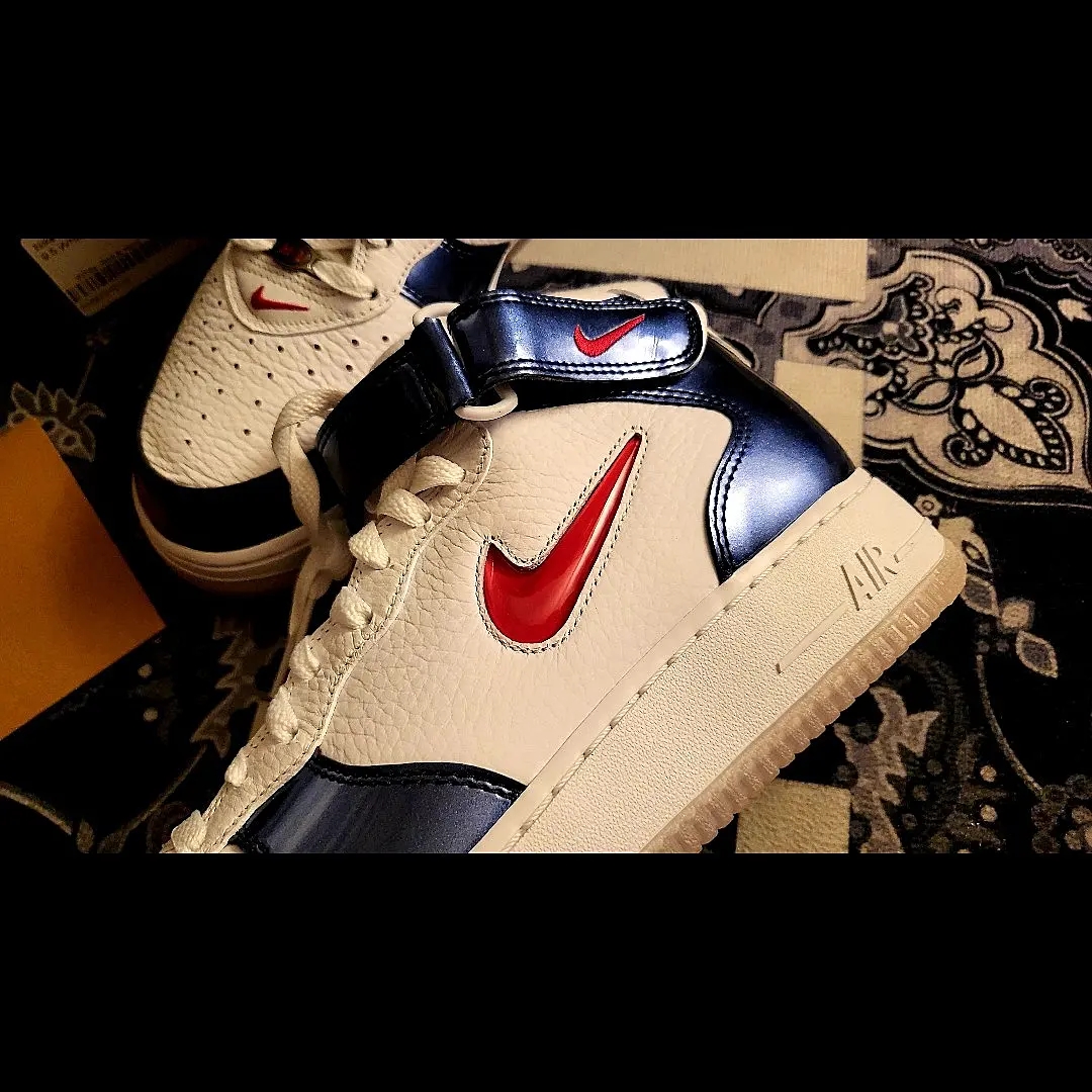 Nike Air Force 1 Mid QS University Red and Midnight Navy 착용 스타일 - 4