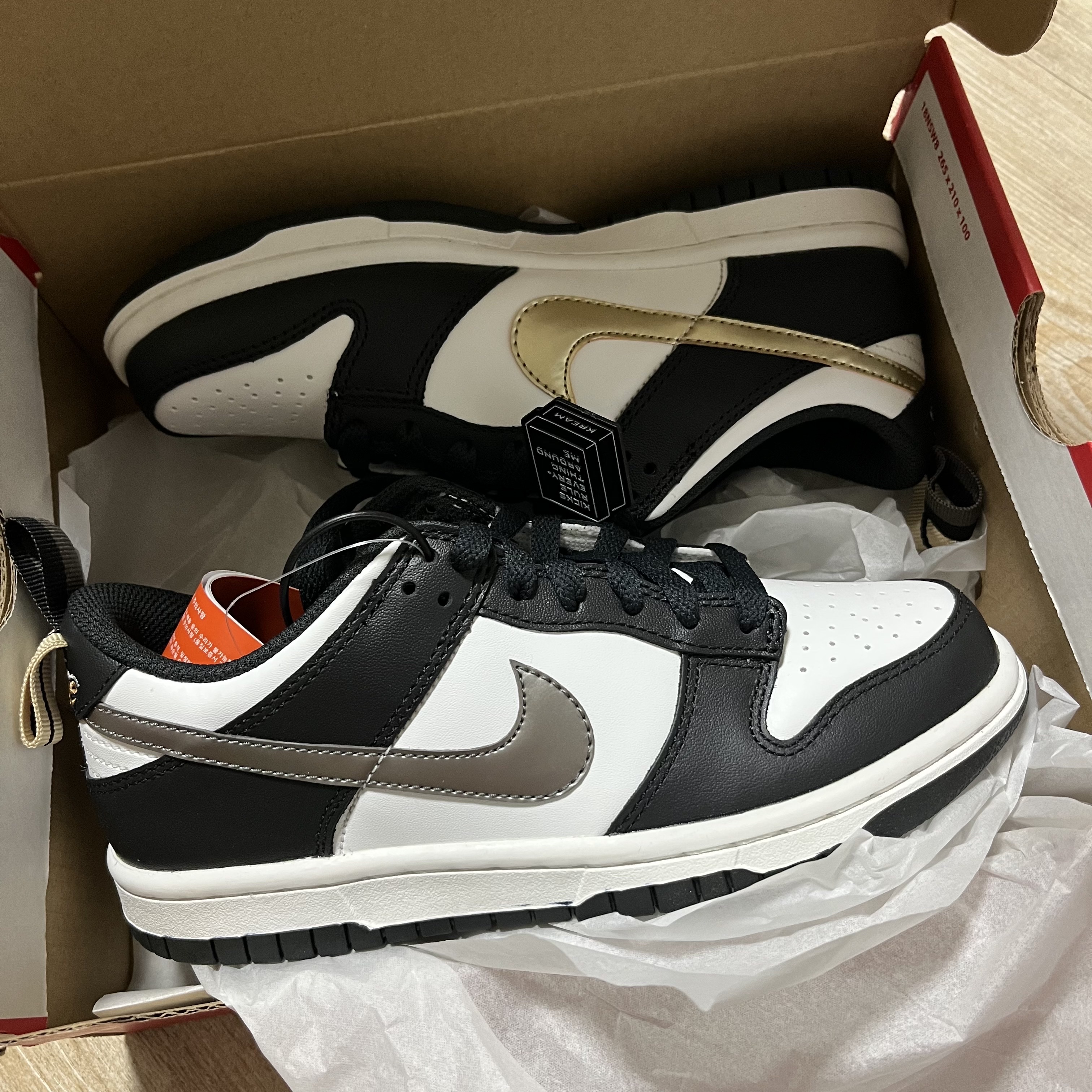 (GS) Nike Dunk Low SE Off Noir Summit White Metallic Pewter 착용 스타일